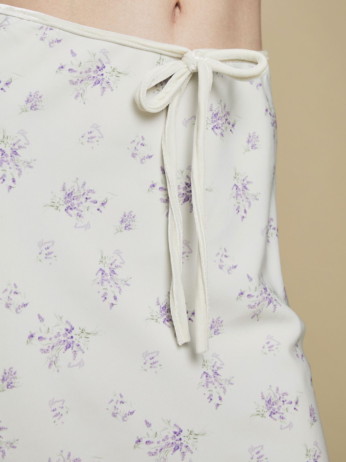 글로니(GLOWNY) SHELLY 16 FLOWERS KNIT TOP in Ivory