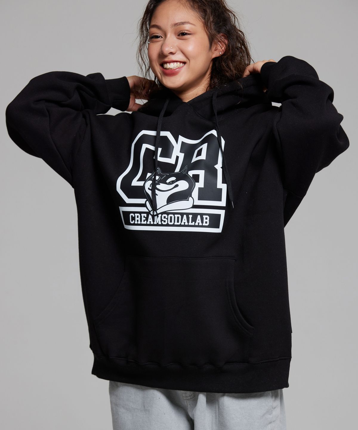 크림소다랩(CREAM SODA LAB) LAB 씨알 유니버시티 로고 후드티 블랙