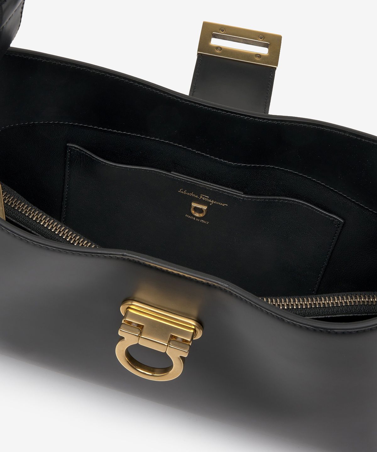 페라가모(SALVATORE FERRAGAMO) 여성 트리폴리오 숄더백 - 블랙 / 210926745035