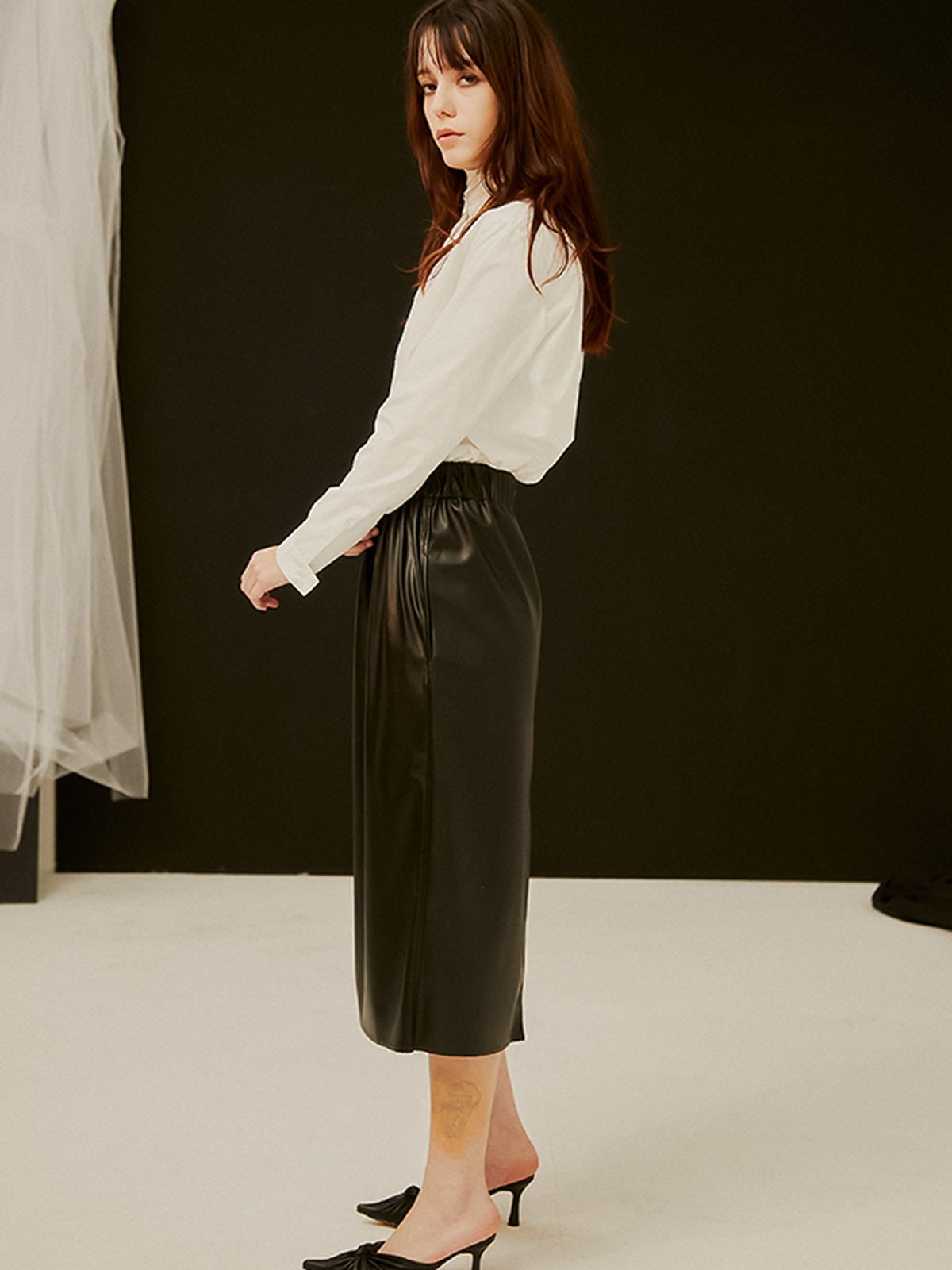 쏘리, 투 머치 러브(SORRY, TOO MUCH LOVE) Sporty Leather Midi Skirt_Black