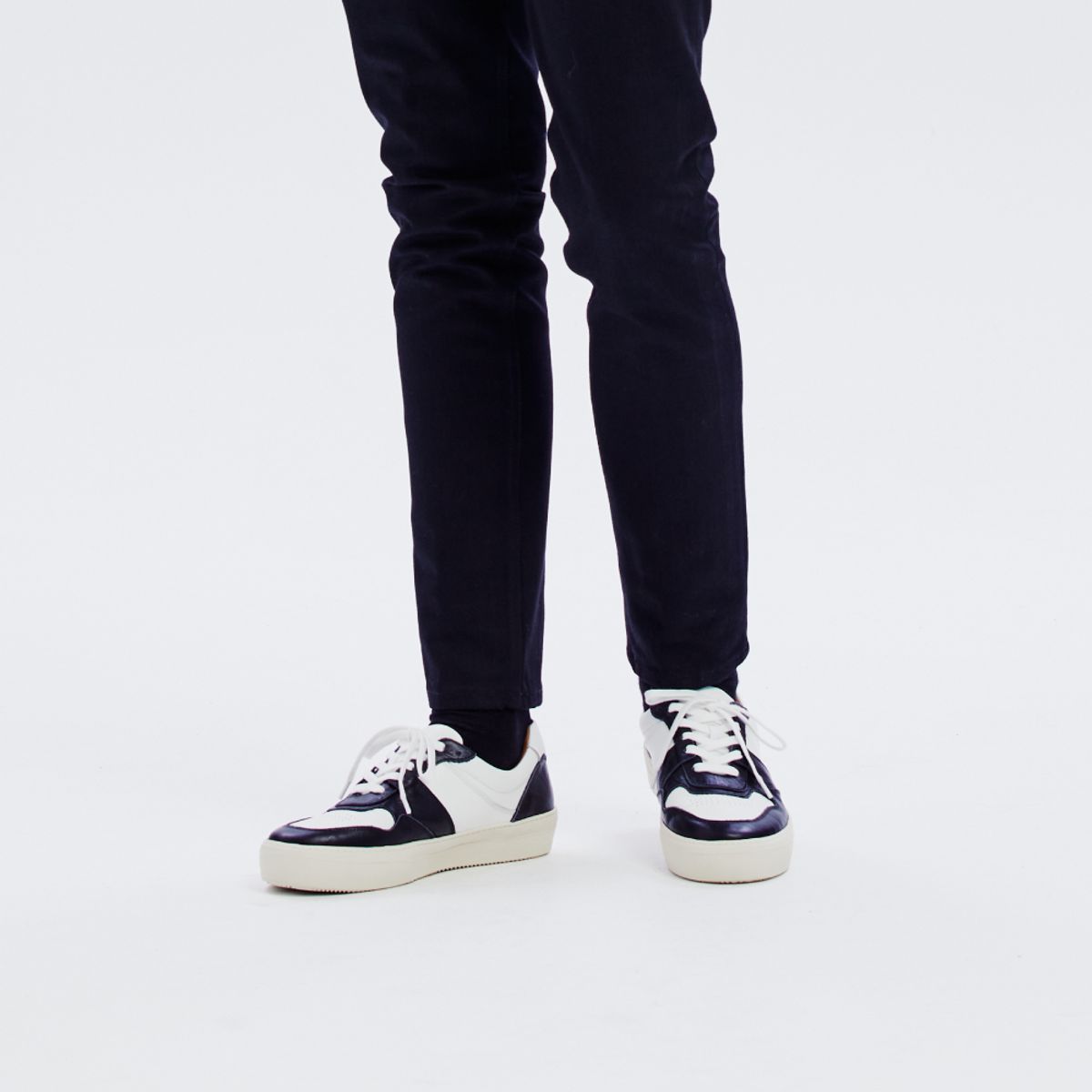 길프(GUILF) Chester Retro Sneakers in Kipskin Killer Whale