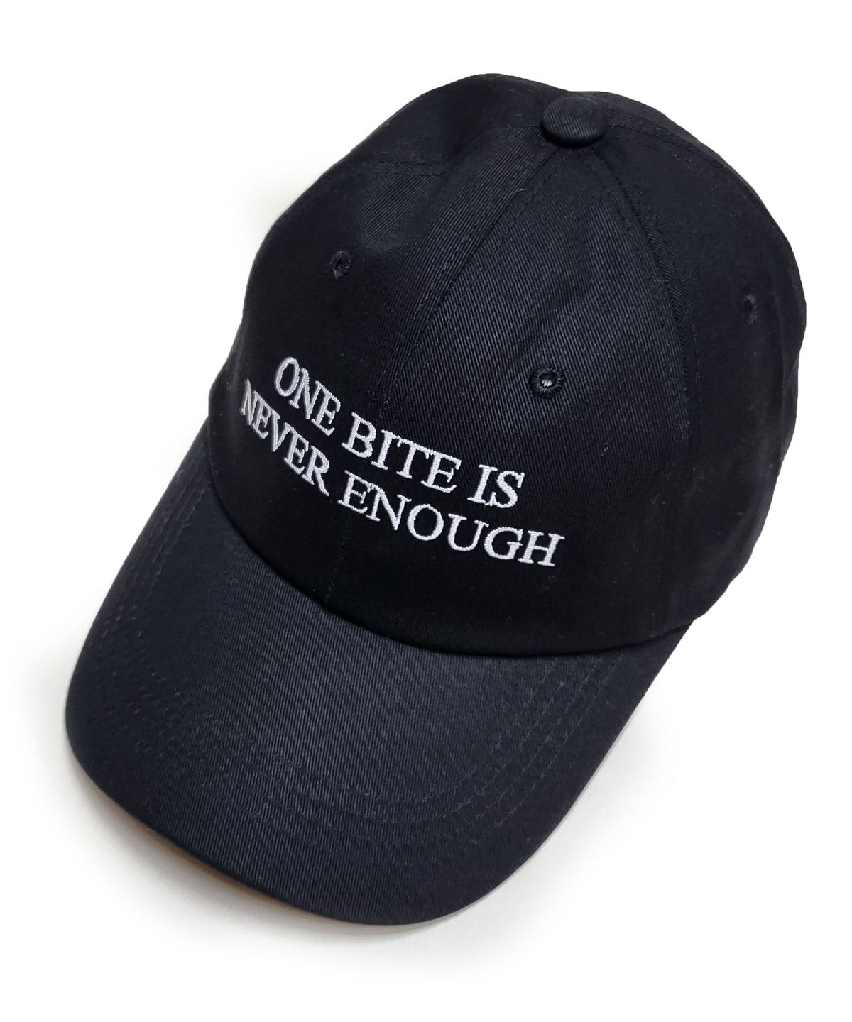 오바인(OBINE) ONE BITE IS NEVER ENOUGH 레터링 소프트 볼캡 블랙