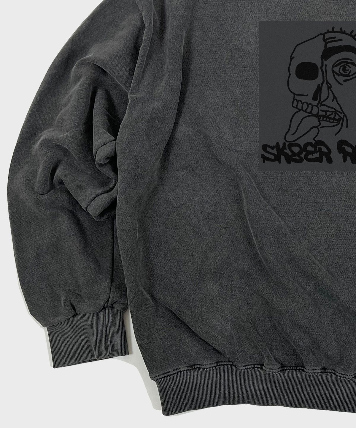 스케이터락(SK8ER ROCK) Drawing Graffiti Pigment Sweatshirt Dark gray