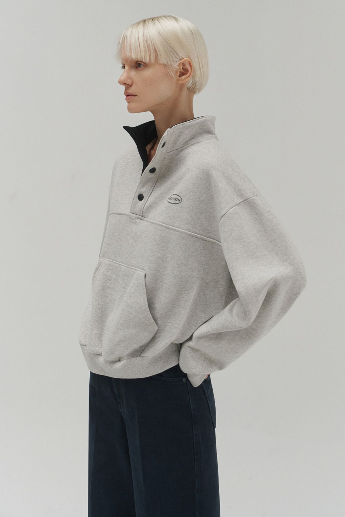 앤니즈(ANDNEEDS) Button logo sweatshirt (gray)
