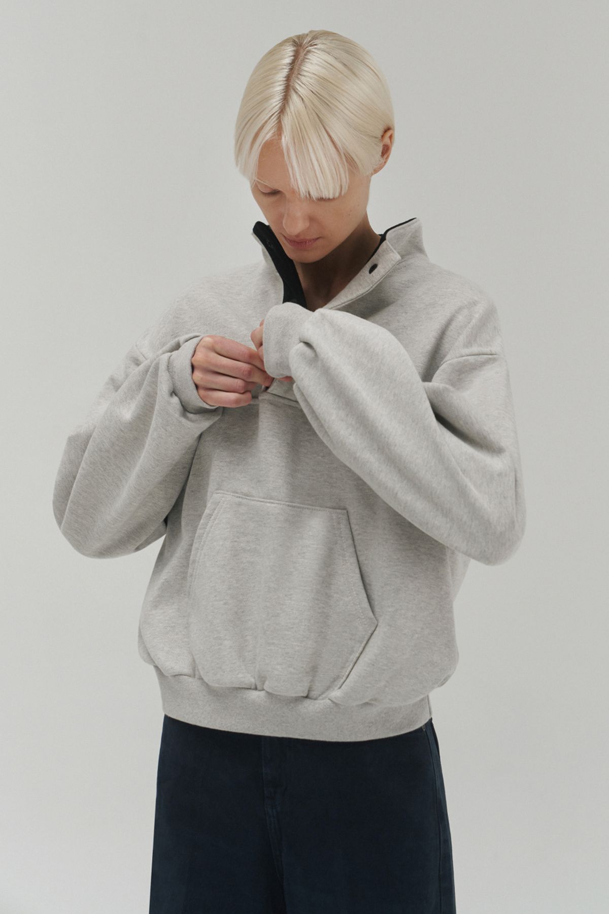 앤니즈(ANDNEEDS) Button logo sweatshirt (gray)
