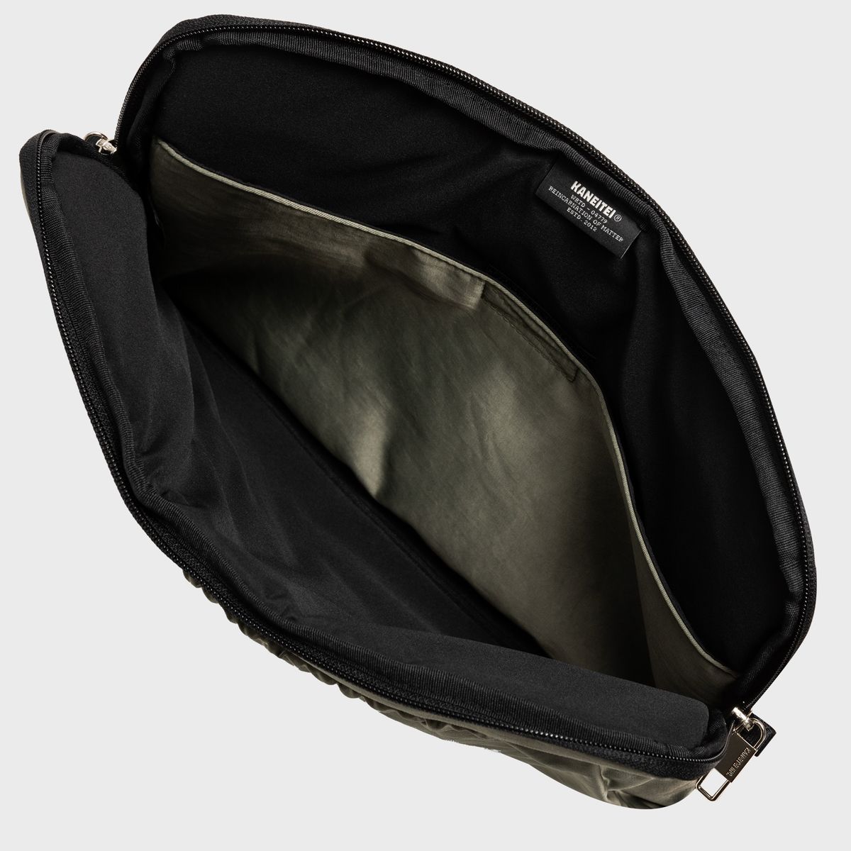 카네이테이(KANEITEI) NAPOLI LAPTOP POUCH (OLIVE DRAB) / RECYCLED