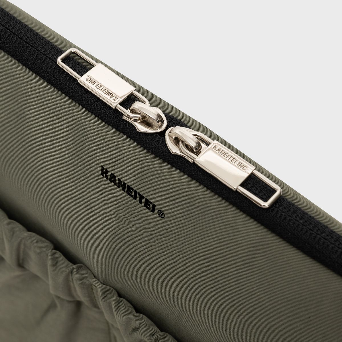 카네이테이(KANEITEI) NAPOLI LAPTOP POUCH (OLIVE DRAB) / RECYCLED