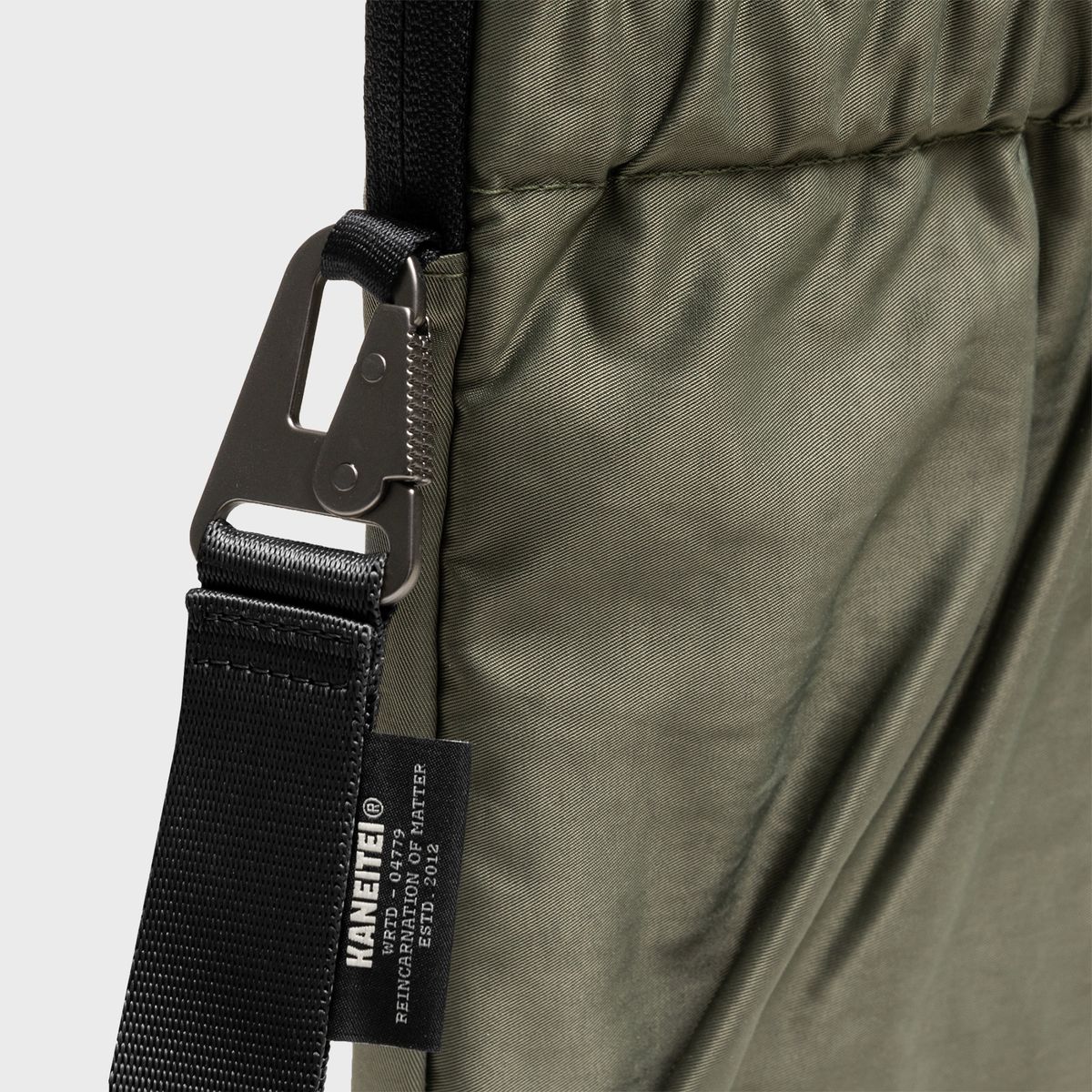 카네이테이(KANEITEI) NAPOLI LAPTOP POUCH (OLIVE DRAB) / RECYCLED