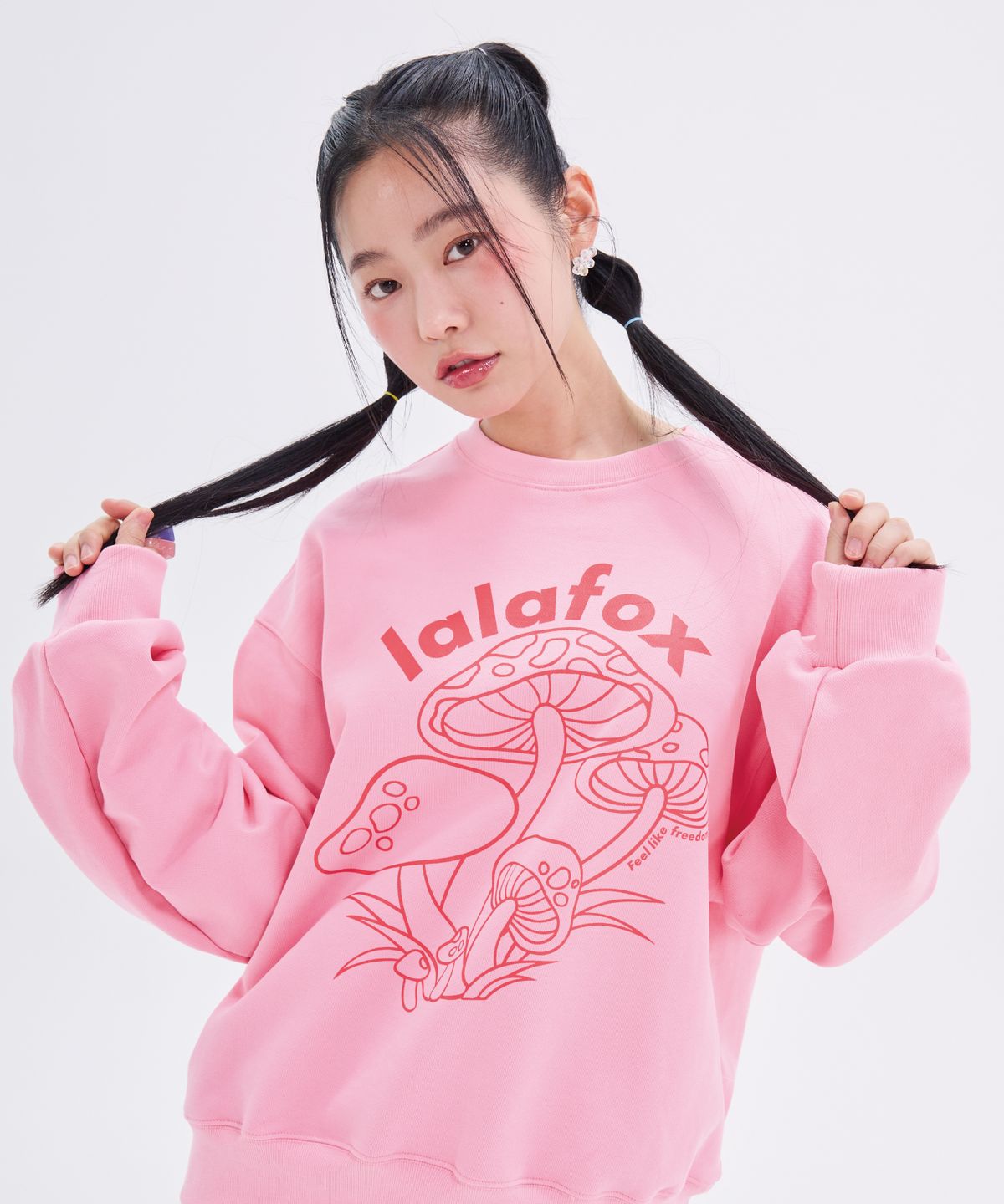 라라폭스(LALAFOX) MUSHROOM OVERSIZED SWEATSHIRTS BN4CL004