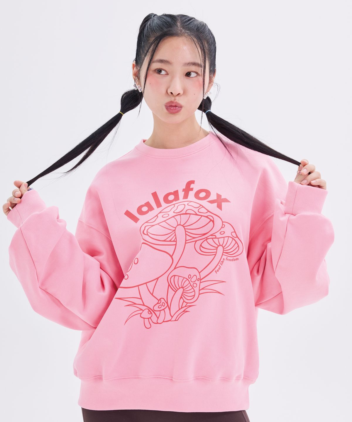 라라폭스(LALAFOX) MUSHROOM OVERSIZED SWEATSHIRTS BN4CL004