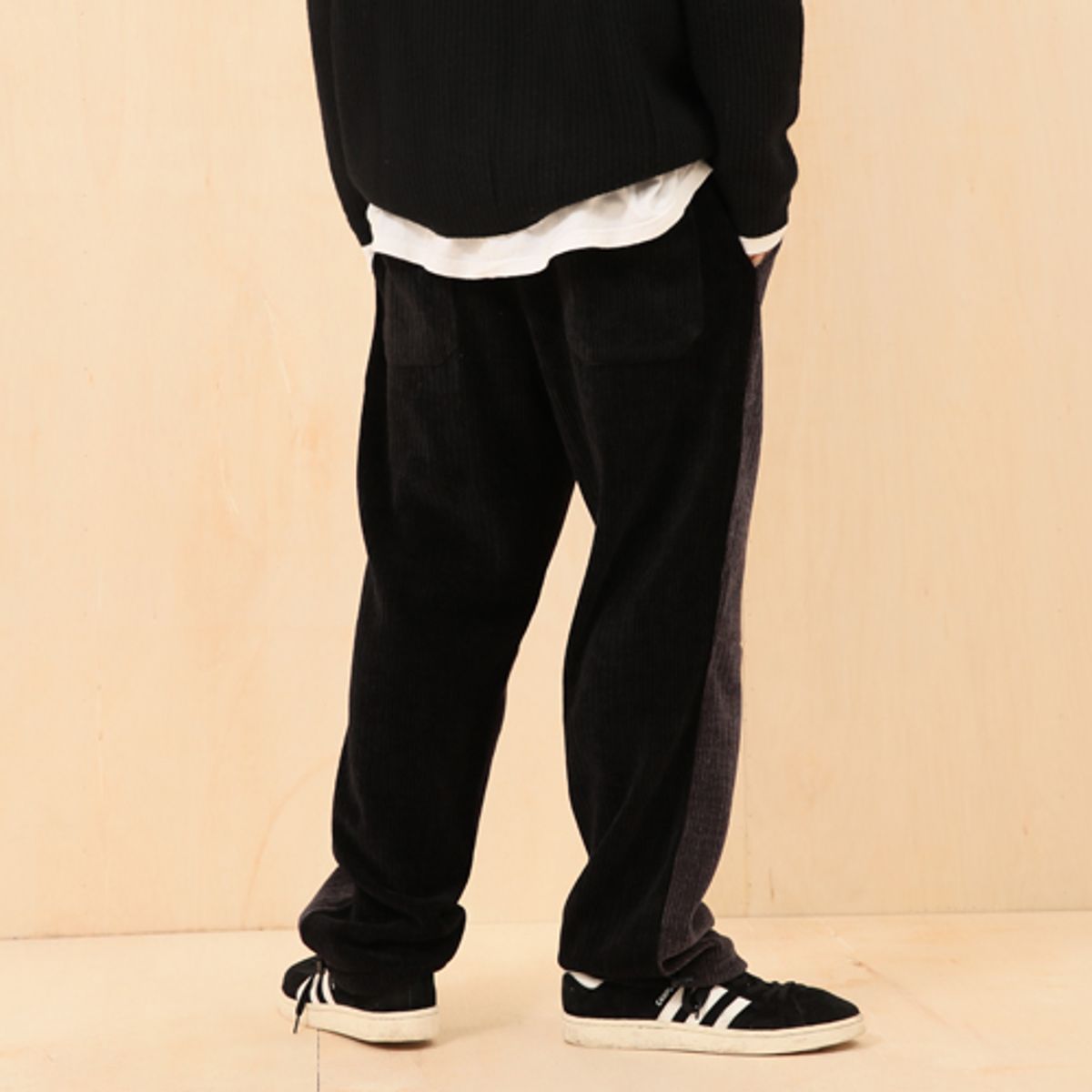 크루치(KRUCHI) 벨루아 코듀로이 투톤 팬츠 (CHARCOAL BLACK)