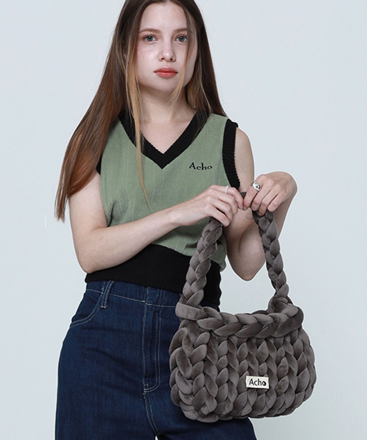 아쵸(ACHO) 벨벳 니티드 퐁퐁 숄더백_딥그레이