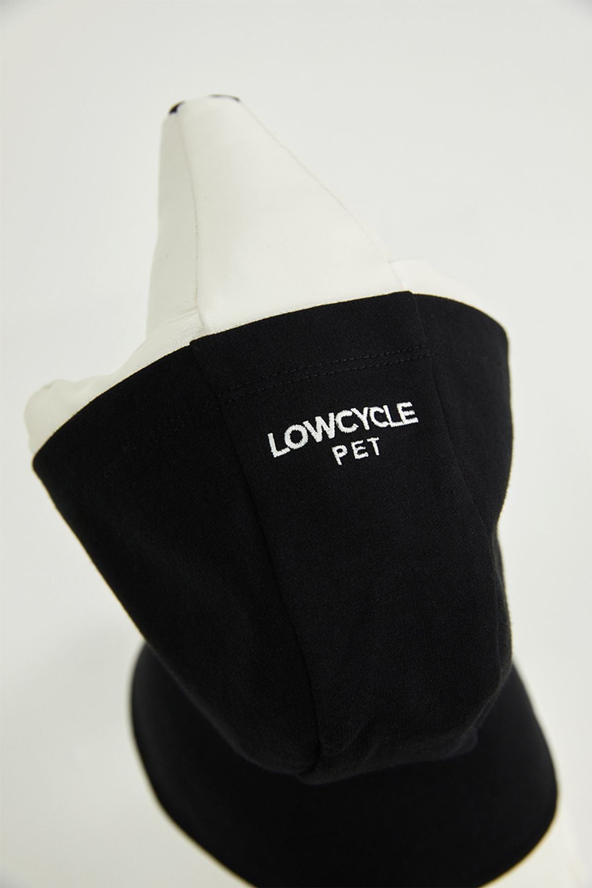 로우사이클(LOWCYCLE) 리사이클 펫 케이프 후드 _ 블랙