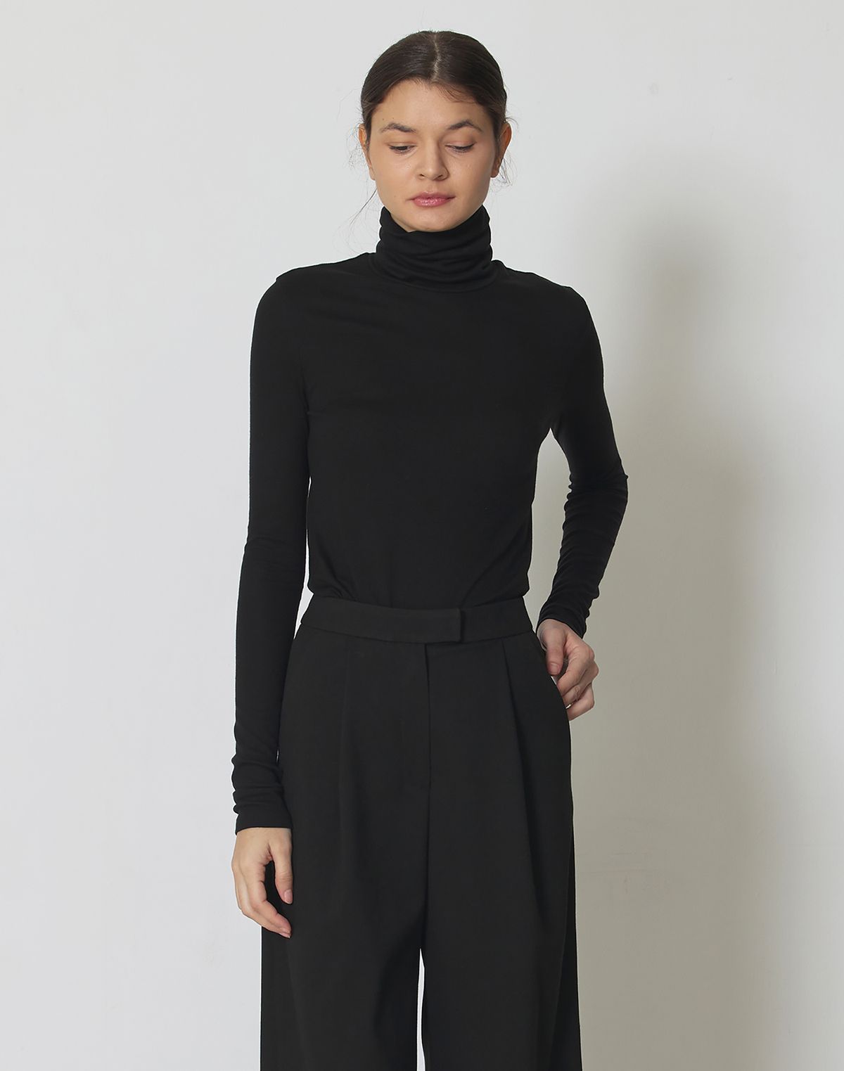 마누엘 에 기욤(MANUELLE ET GUILLAUME) Warm turtle neck top black