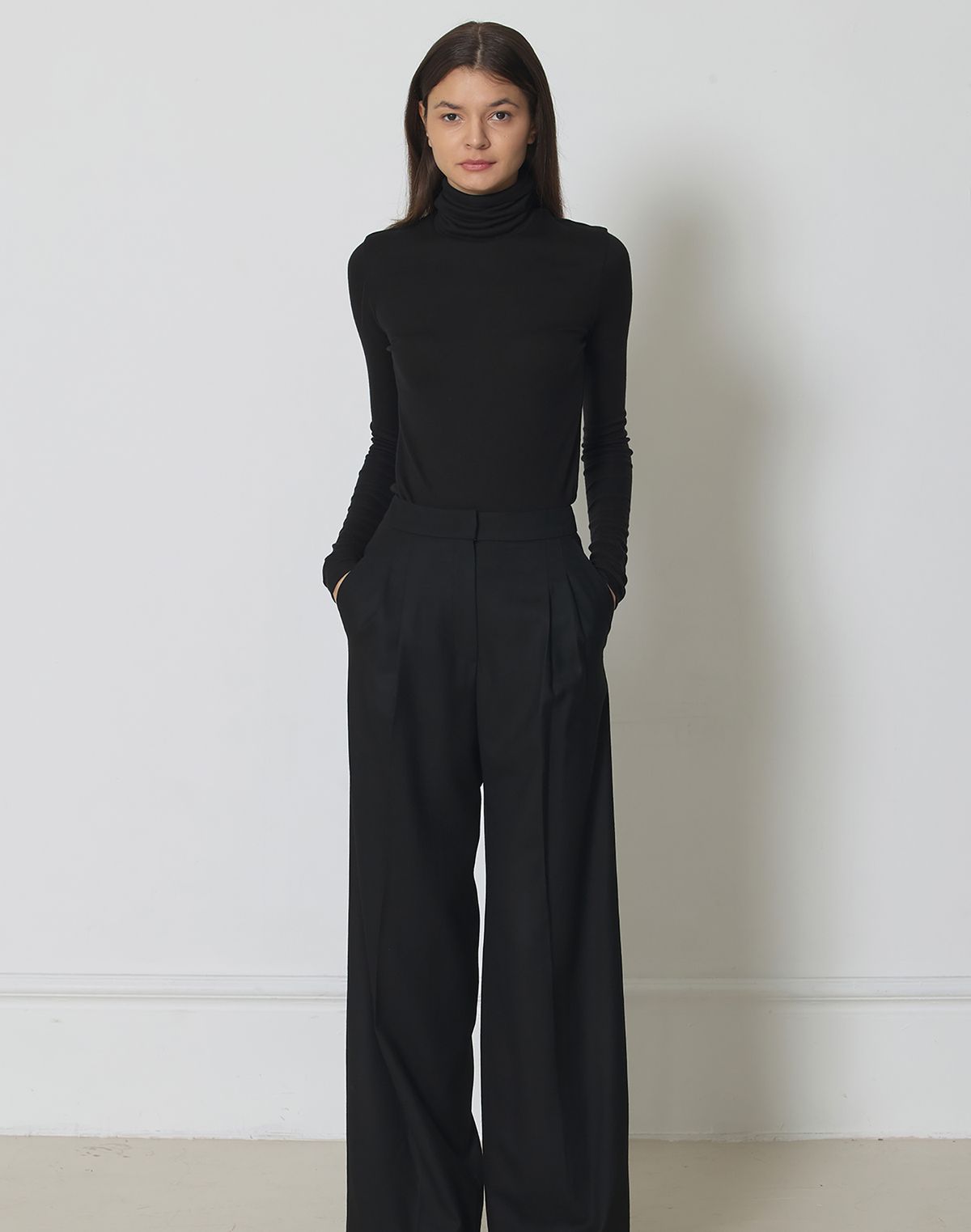 마누엘 에 기욤(MANUELLE ET GUILLAUME) Warm turtle neck top black