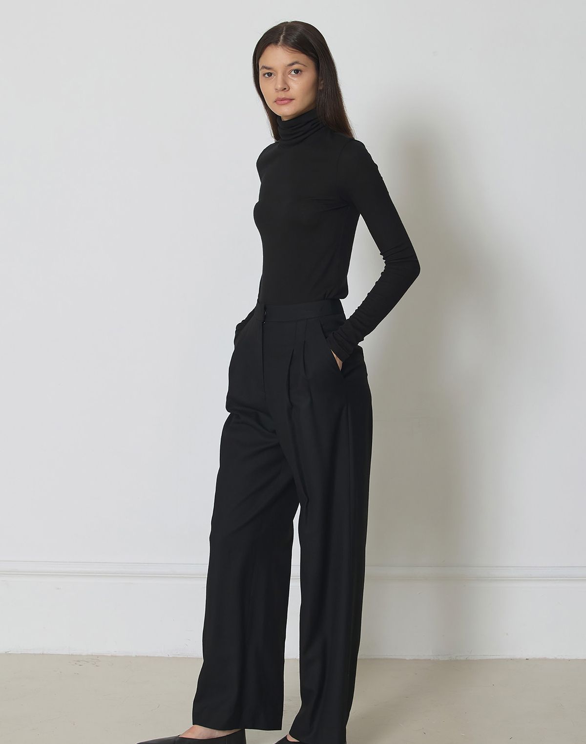 마누엘 에 기욤(MANUELLE ET GUILLAUME) Warm turtle neck top black