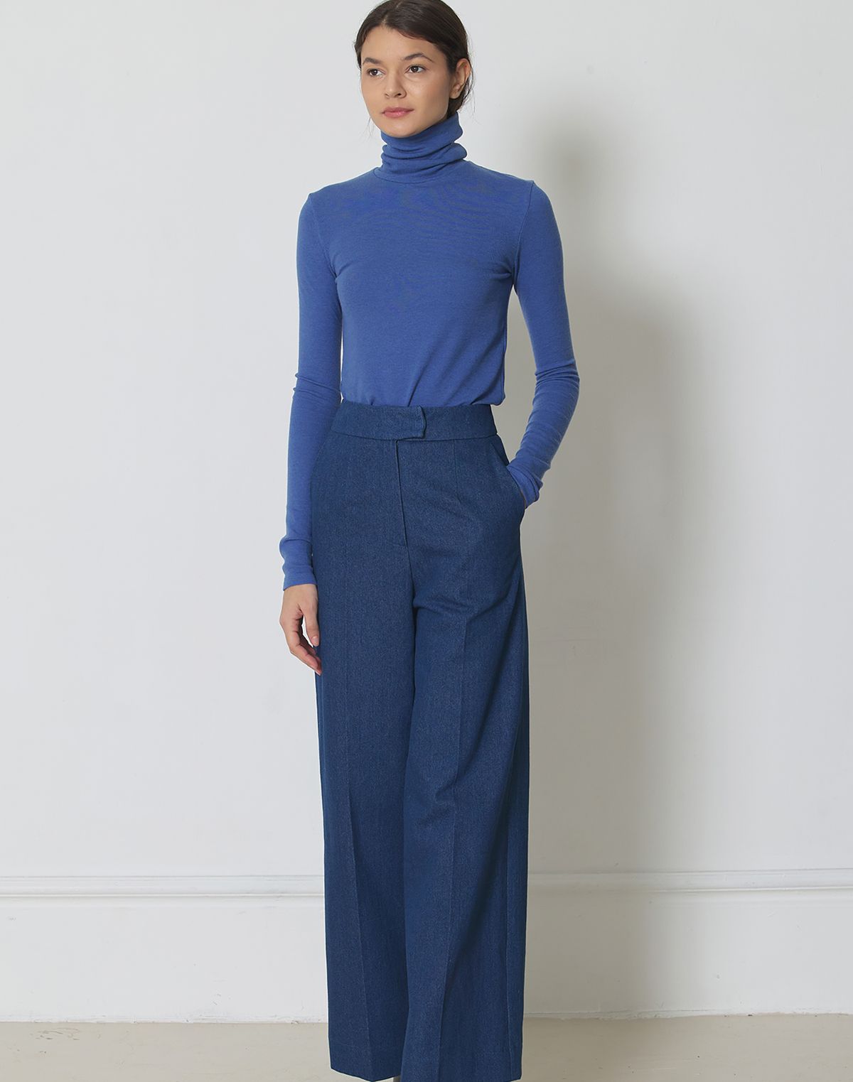마누엘 에 기욤(MANUELLE ET GUILLAUME) Warm turtle neck top royal blue