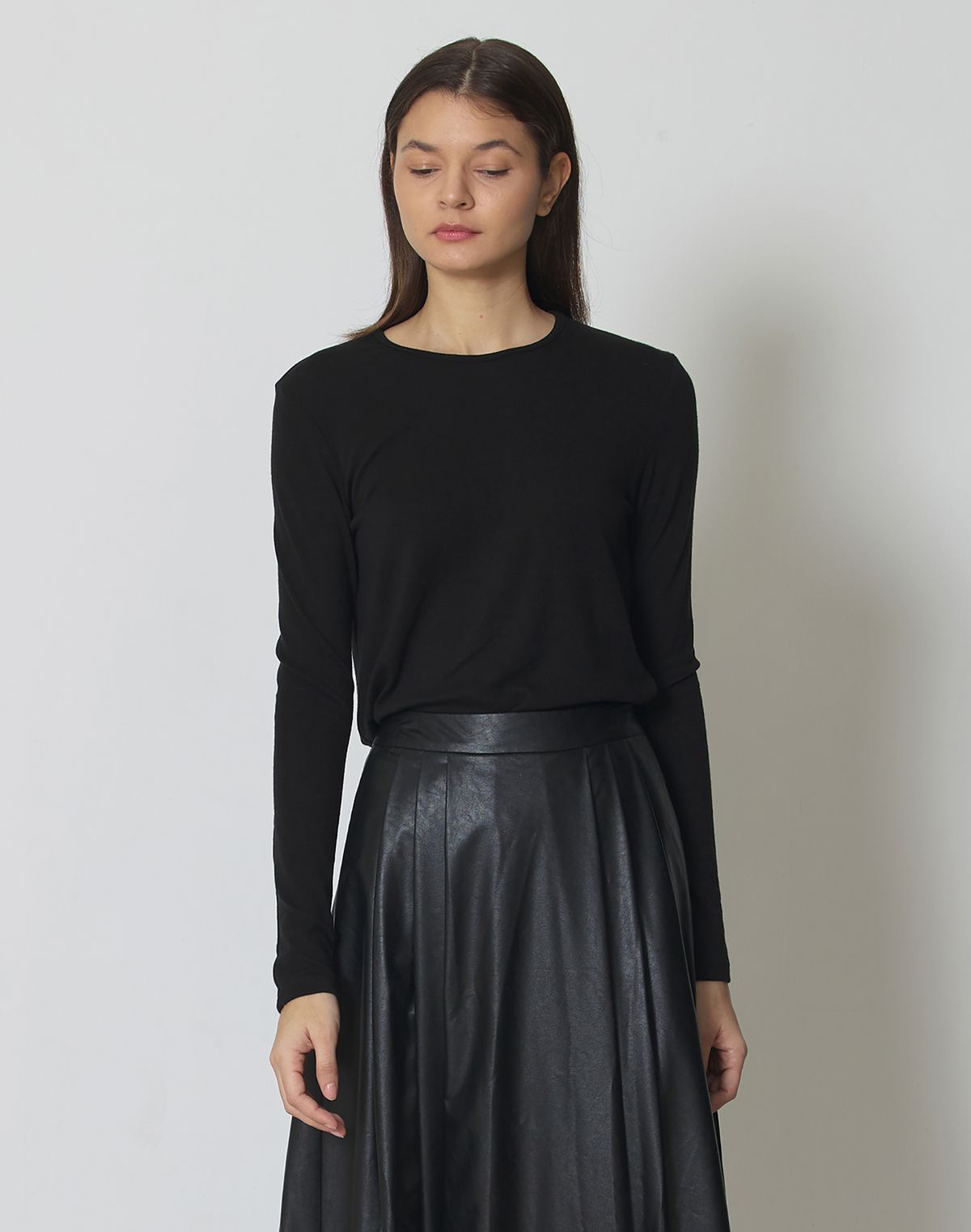 마누엘 에 기욤(MANUELLE ET GUILLAUME) Wool jersey sleek neck top black
