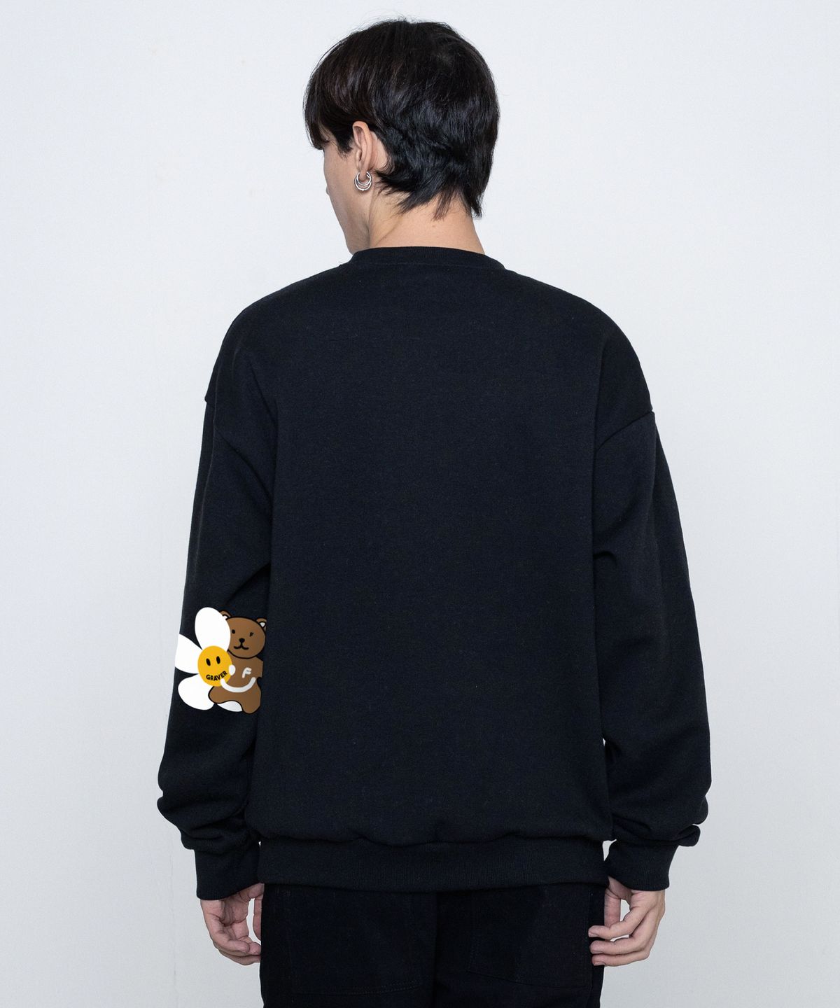 그레이버(GRAVER) [UNISEX]엘보우 플라워 베어 스마일 맨투맨_네이비