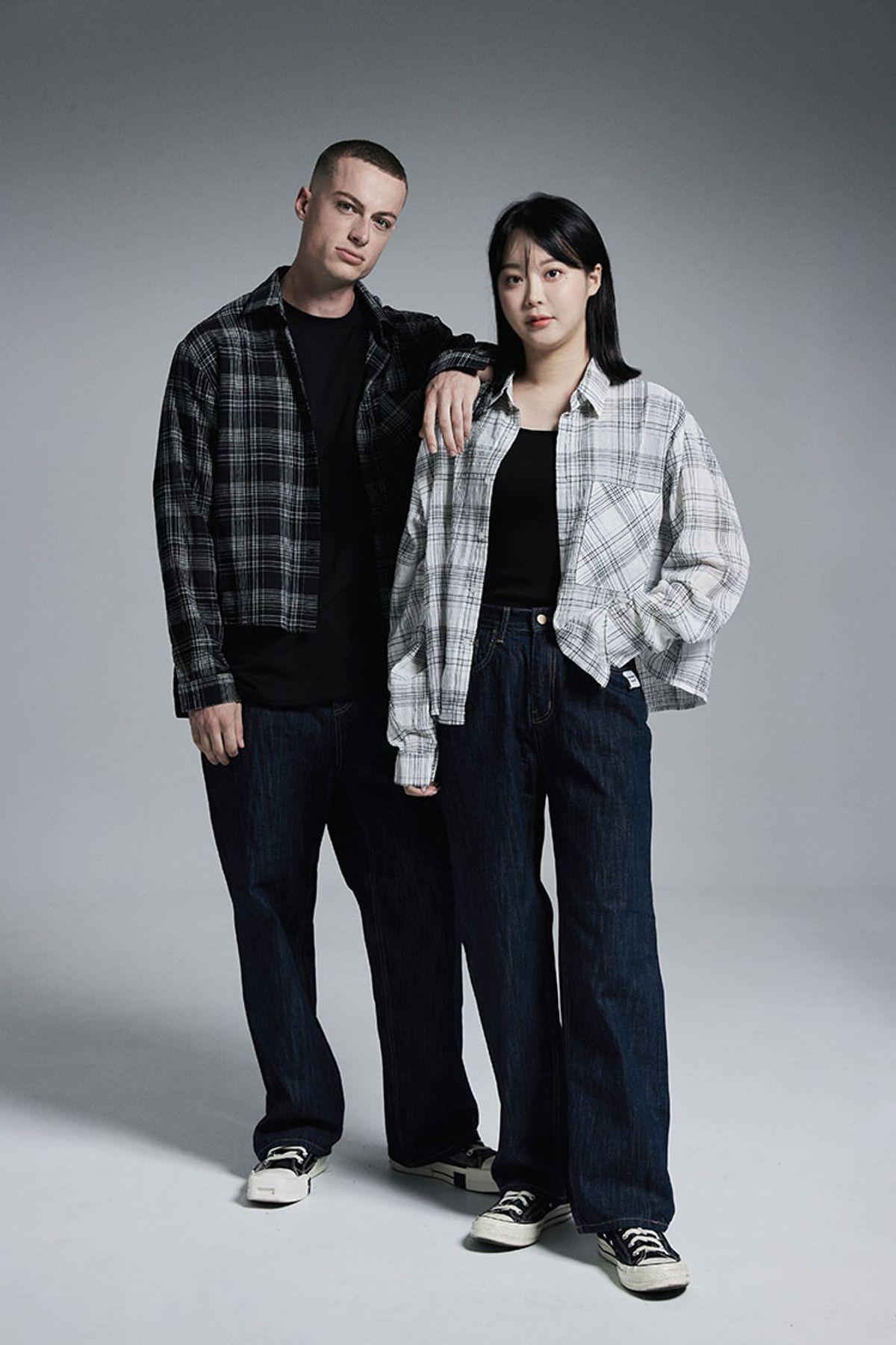 어퍼스트로피 콤마(APOSTROPHE COMMA) 라인 크롭 체크 셔츠 (화이트)