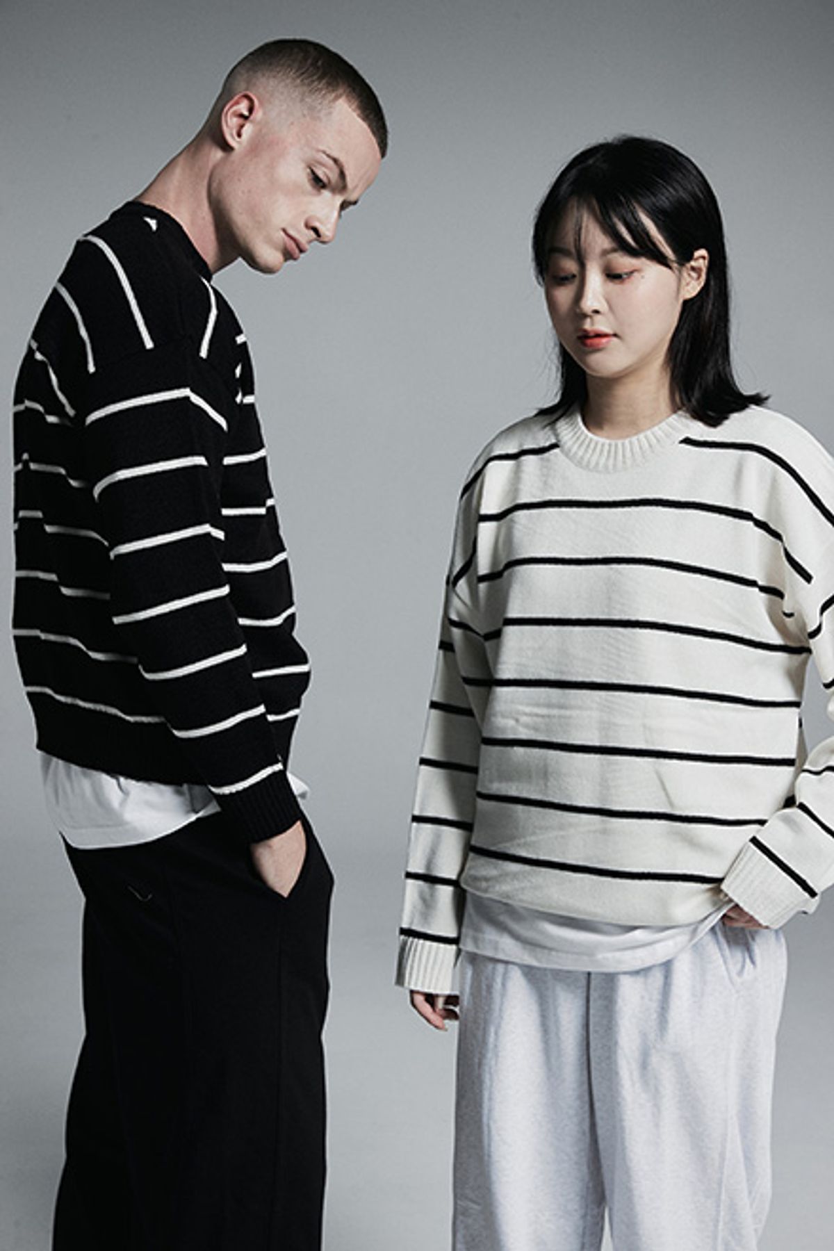 어퍼스트로피 콤마(APOSTROPHE COMMA) 포인트 라벨 스트라이프 크루넥 오버 니트 (아이보리)