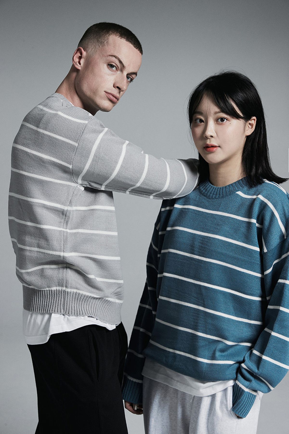 어퍼스트로피 콤마(APOSTROPHE COMMA) 포인트 라벨 스트라이프 크루넥 오버 니트 (민트)