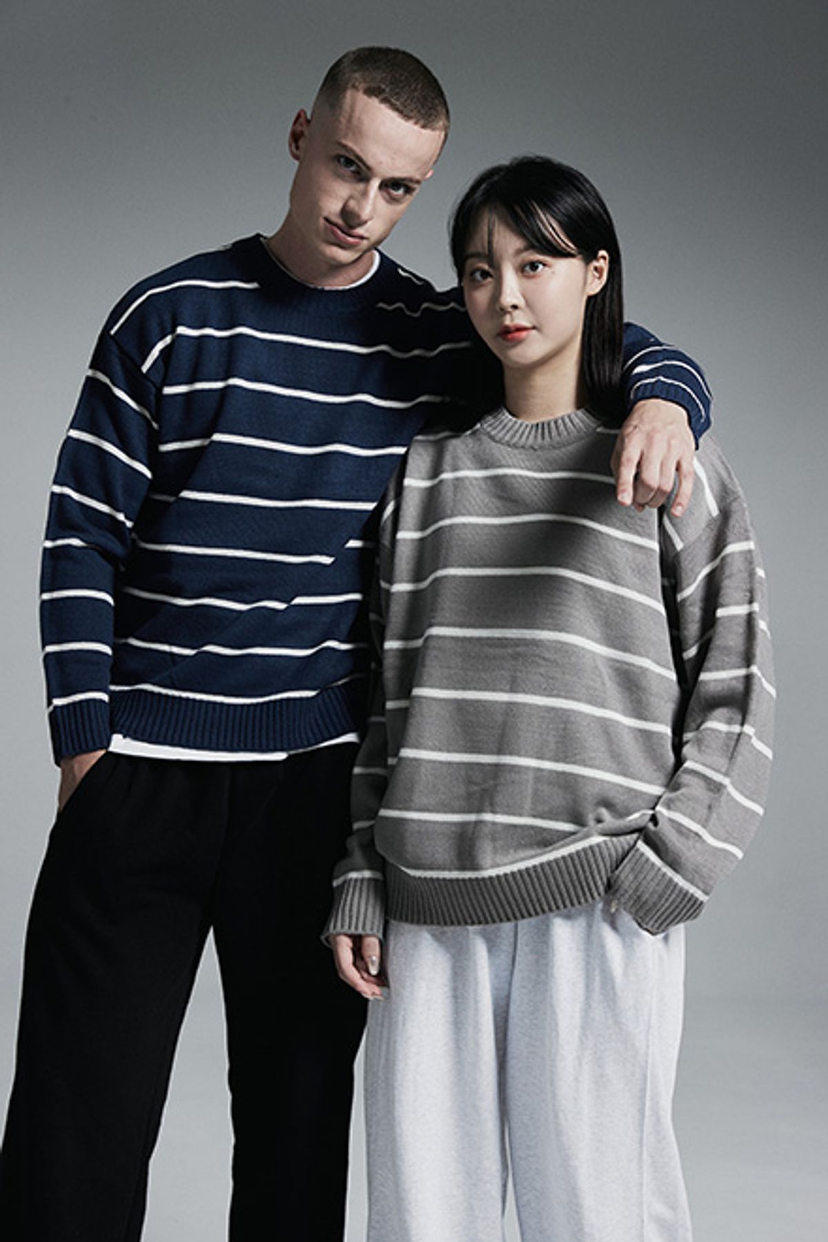 어퍼스트로피 콤마(APOSTROPHE COMMA) 포인트 라벨 스트라이프 크루넥 오버 니트 (네이비)