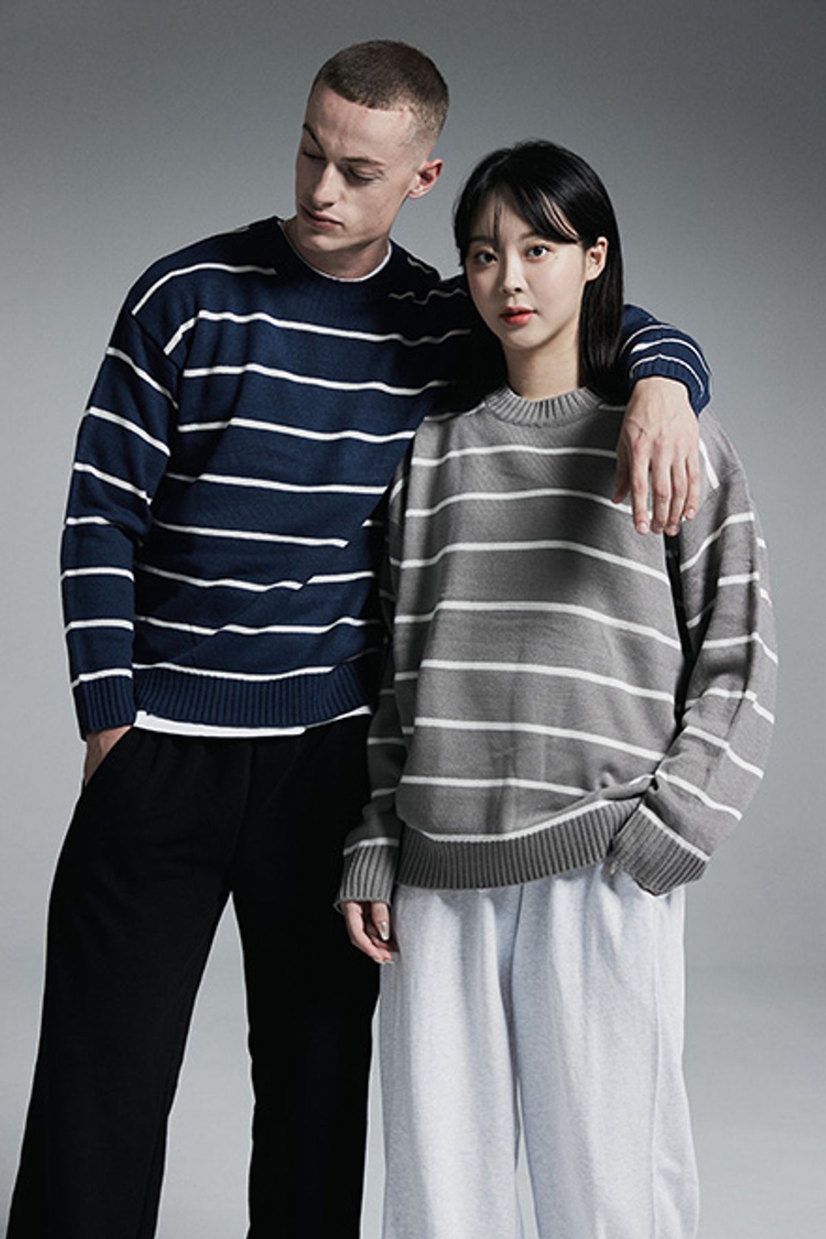 어퍼스트로피 콤마(APOSTROPHE COMMA) 포인트 라벨 스트라이프 크루넥 오버 니트 (네이비)