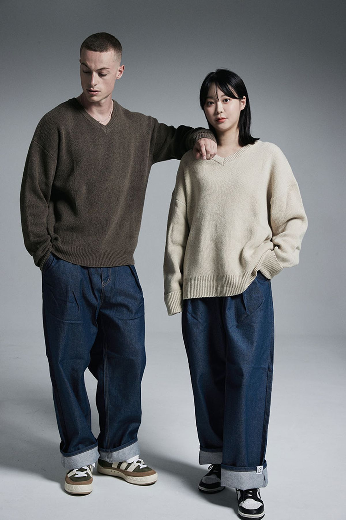 어퍼스트로피 콤마(APOSTROPHE COMMA) 포인트 라벨 미니 브이넥 니트 (아이보리)