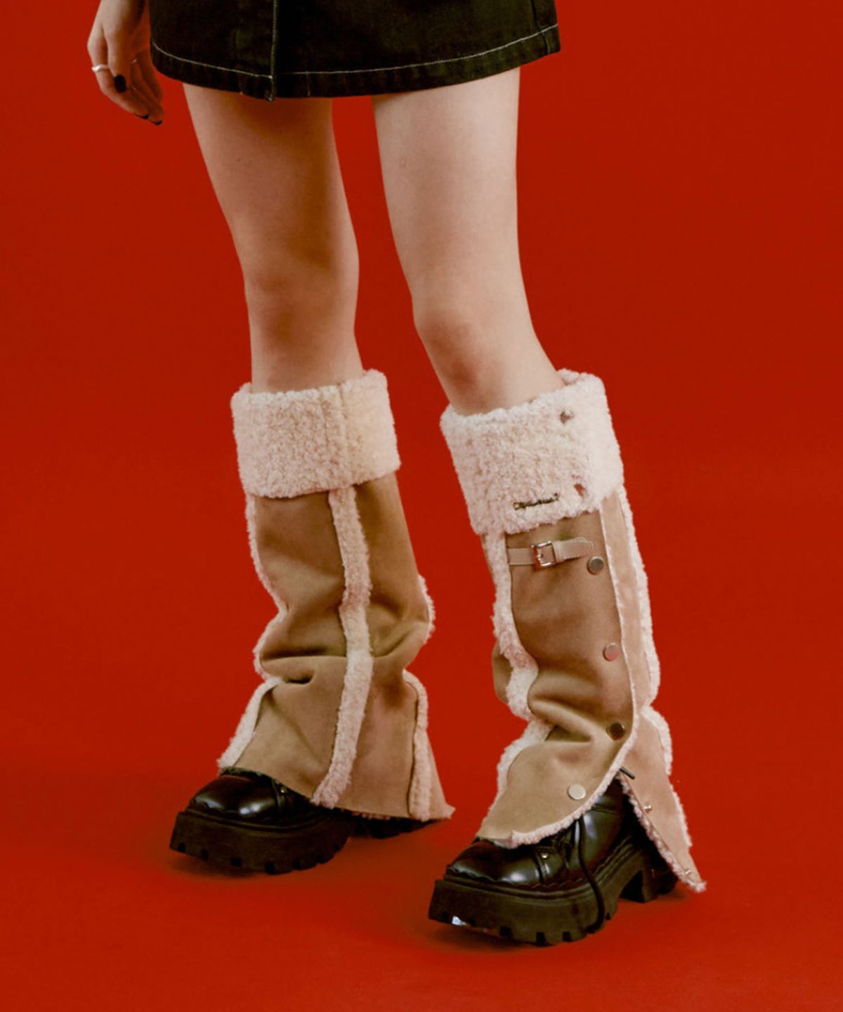 낫노잉(NOTKNOWING) Mouton Snap Leg-Warmer (Tan)