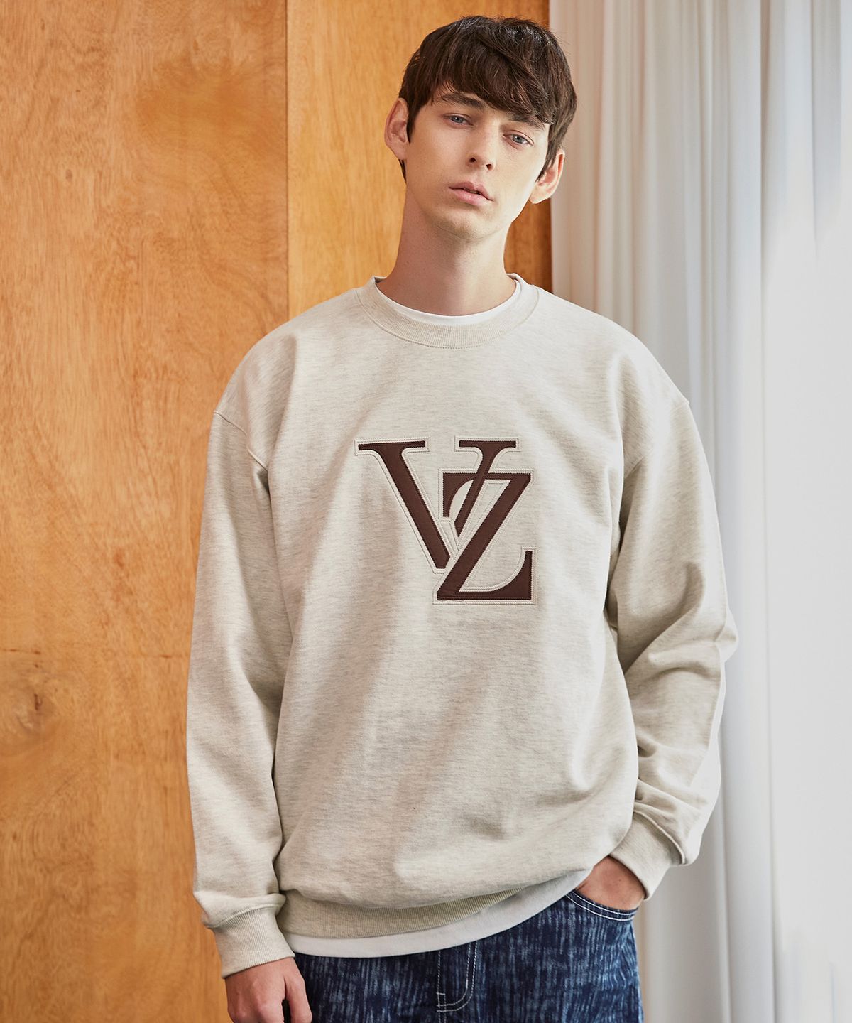바잘(VARZAR) VZ 아플리케 맨투맨 오트밀