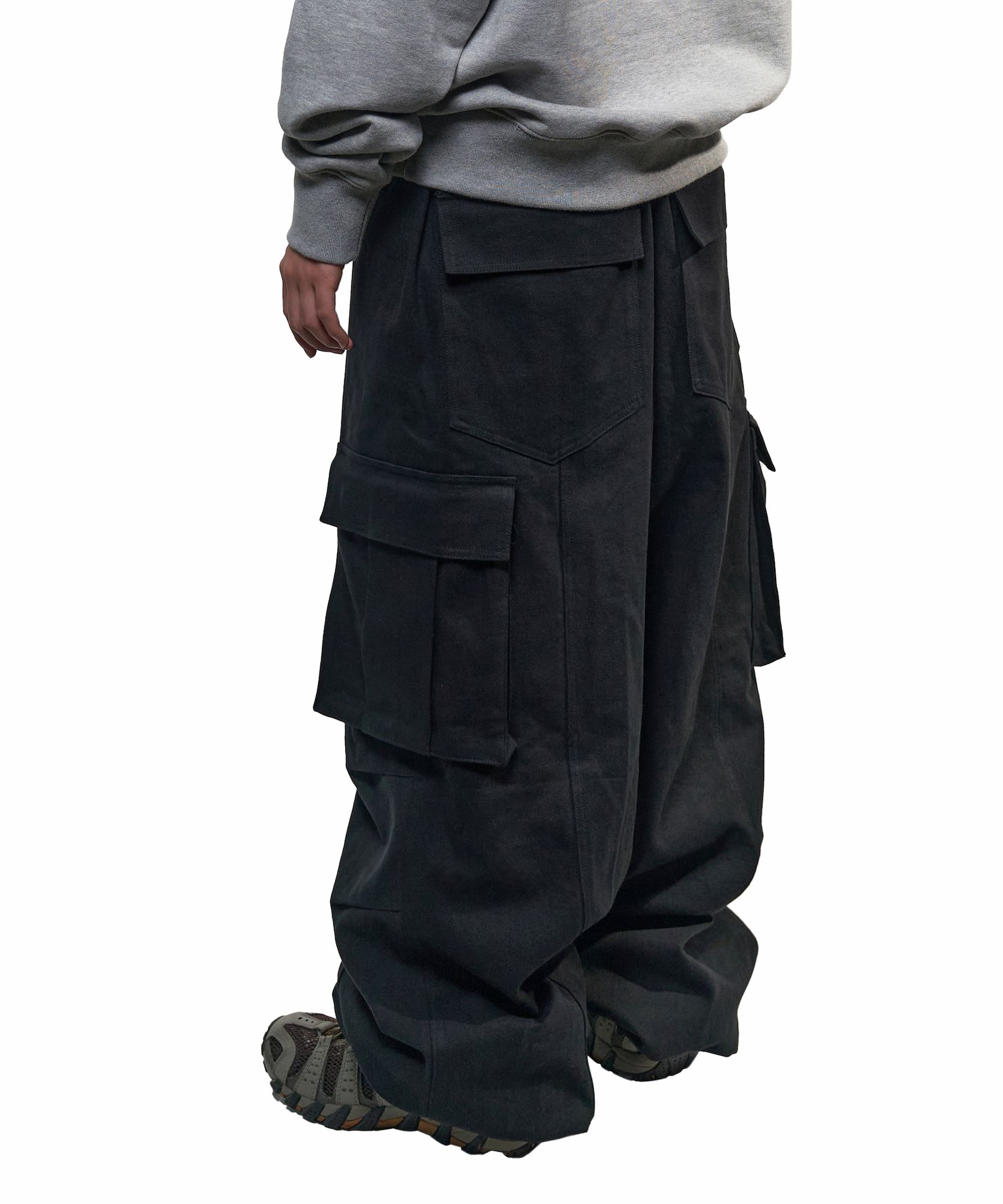 MUSINSA | AAKAM Knee Pin-Tuck Wide Cargo Pants (Black)