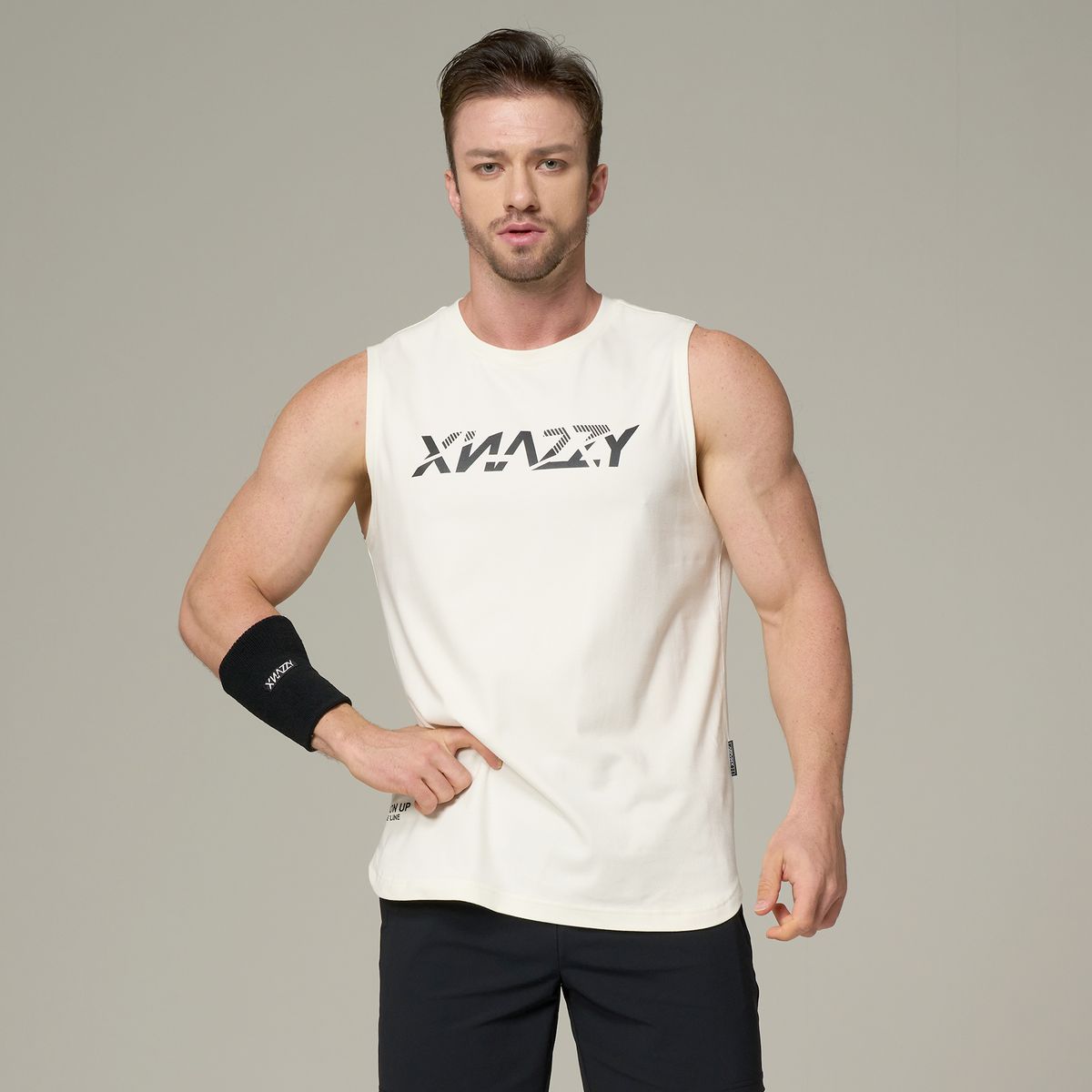 엑스네지(XNAZZY) 그래픽로고 슬리브리스 XN22FWSLTS06 [CREAM]