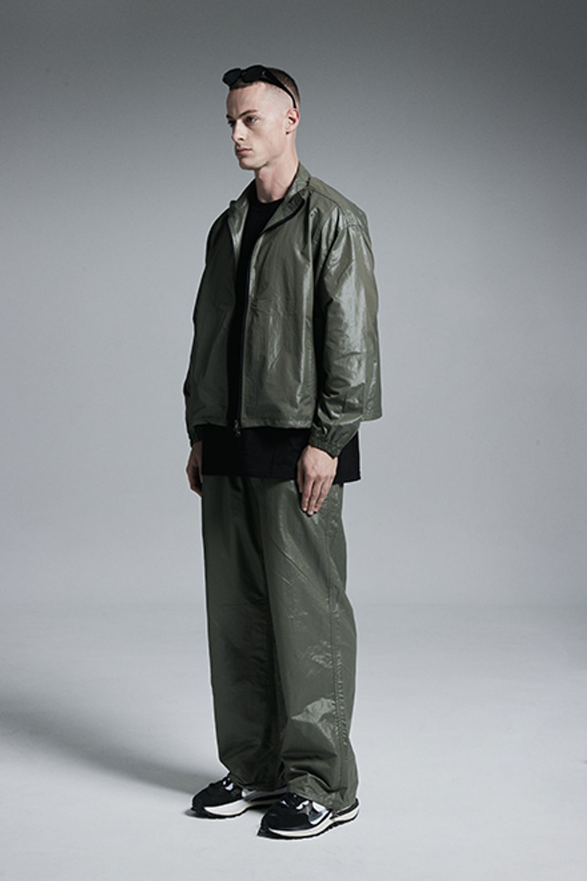 어퍼스트로피 콤마(APOSTROPHE COMMA) 하이글로시 스트링 나일론 와이드 팬츠 (카키)