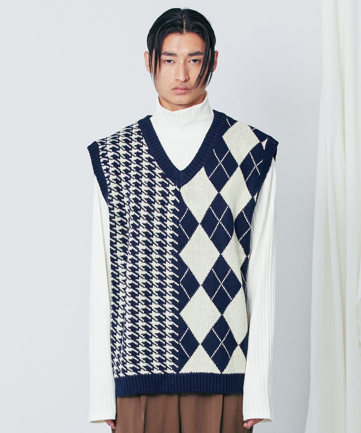 에스에스와이(SSY) 아가일 & 하운드투스 하프앤하프 니트베스트 네이비