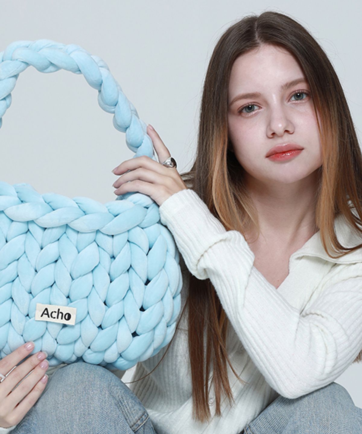 아쵸(ACHO) 벨벳 니티드 퐁퐁 숄더백_스카이블루