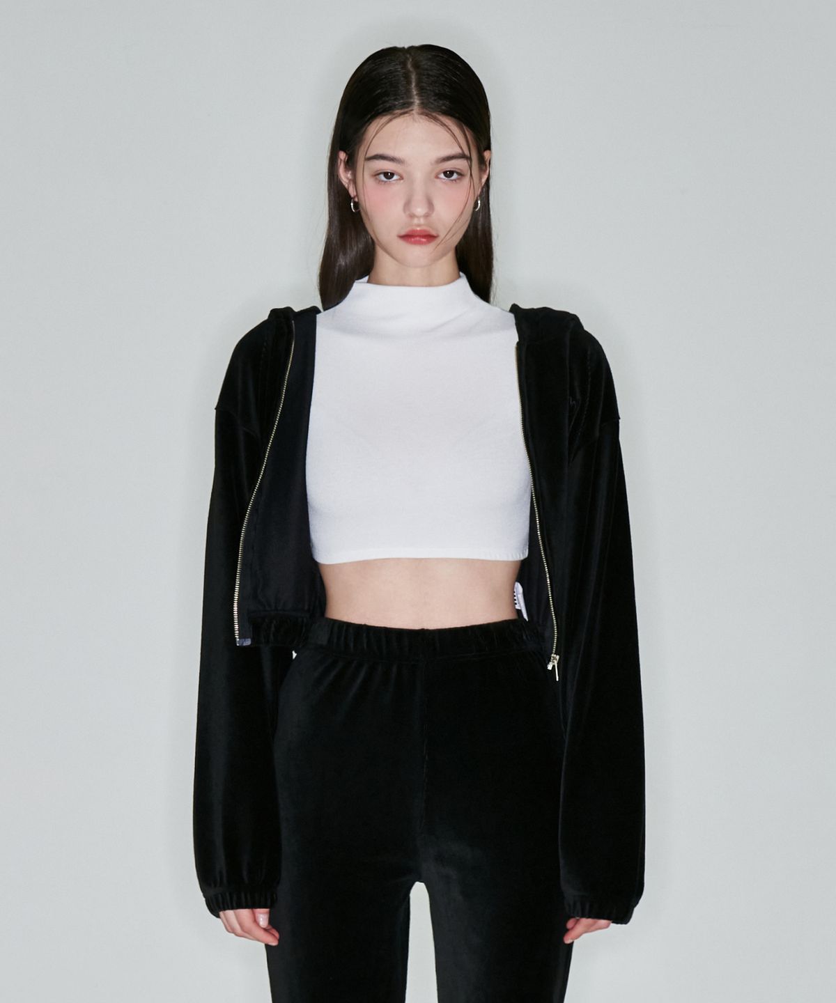 어텐션로우 포 우먼(ATTENTIONROW FOR WOMEN) 시그니처 엠브로이드 벨루아 크롭 후드 집업(블랙)