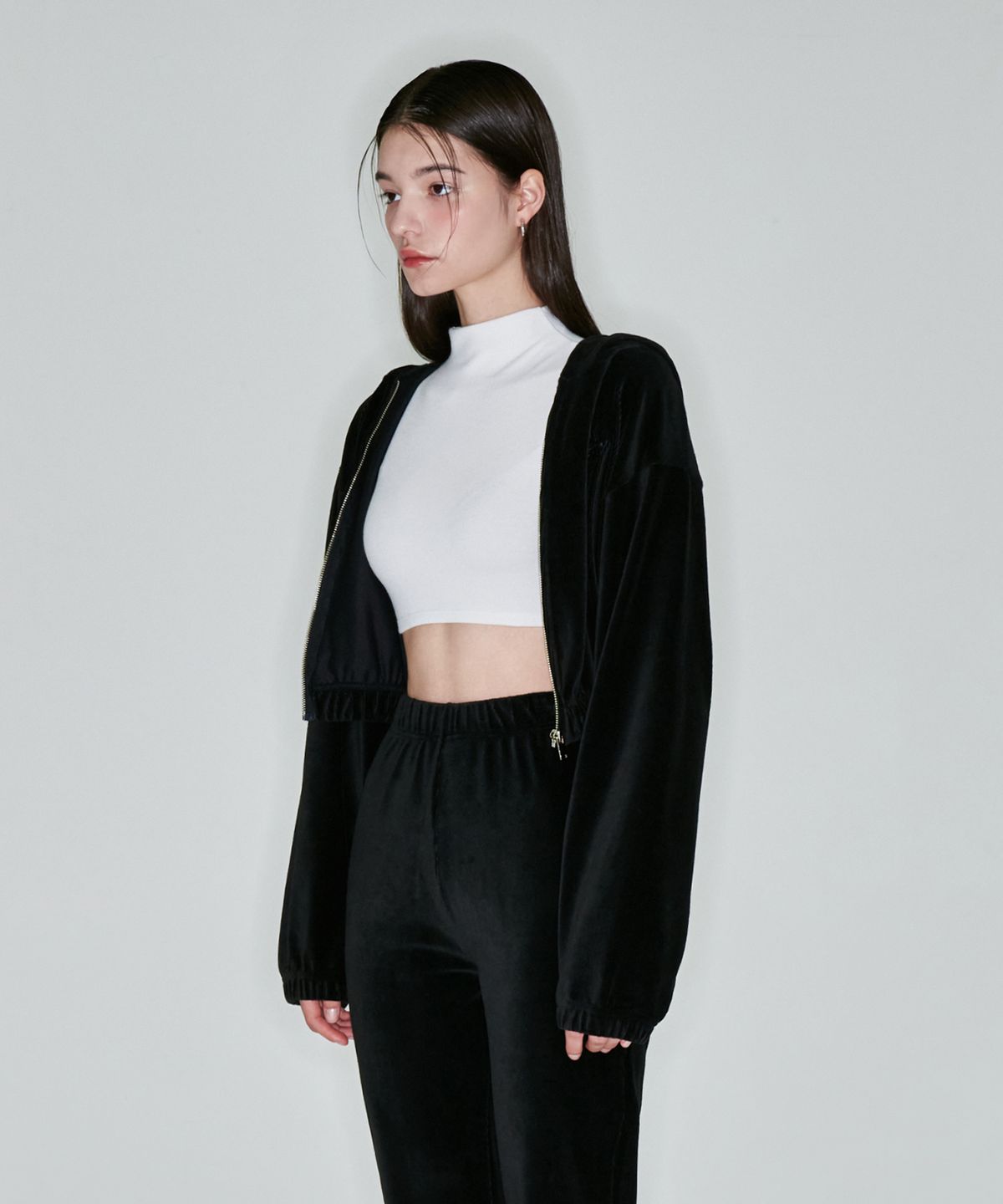 어텐션로우 포 우먼(ATTENTIONROW FOR WOMEN) 시그니처 엠브로이드 벨루아 크롭 후드 집업(블랙)