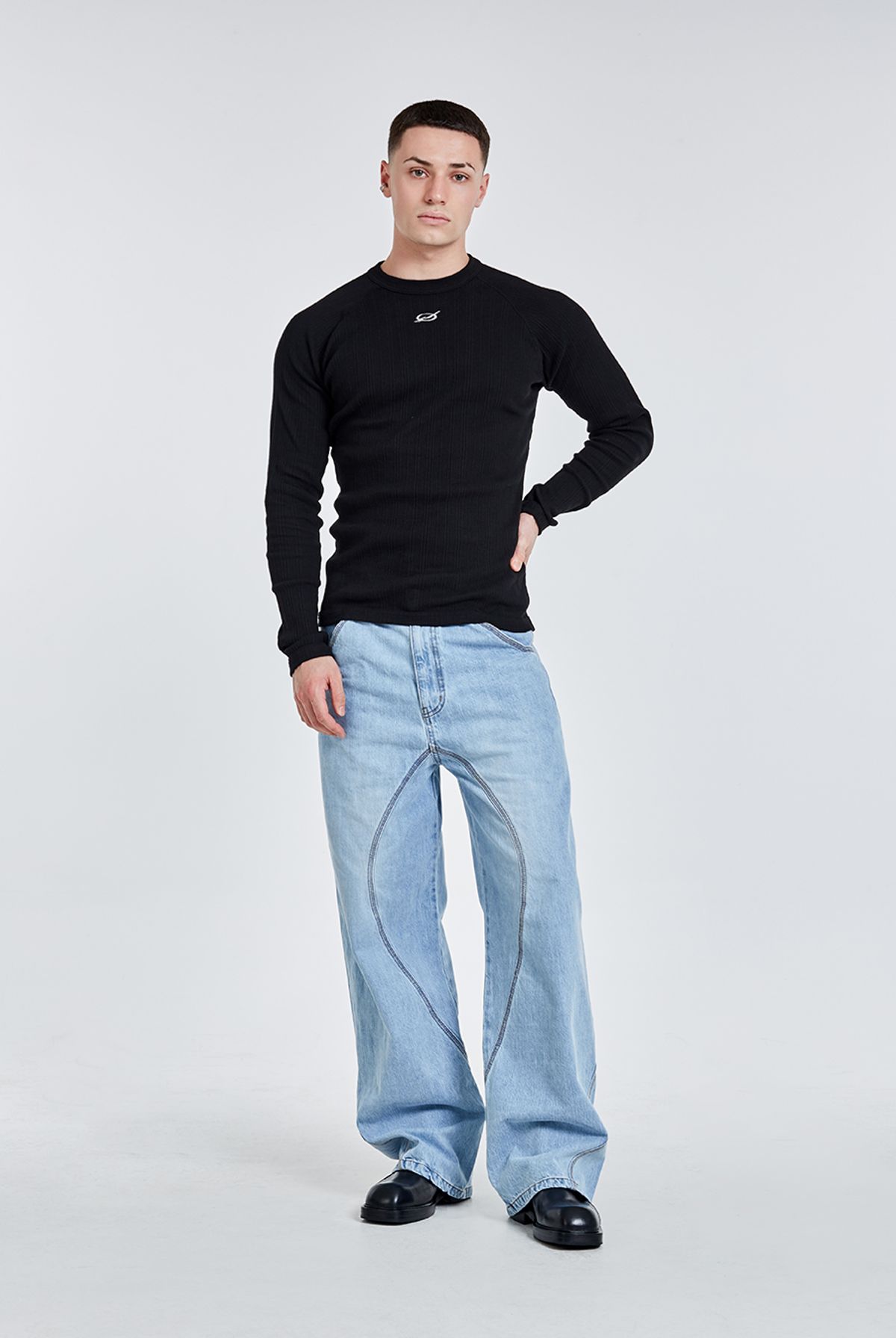51퍼센트(51PERCENT) Irregular Logo embroidery Longsleeve - Black