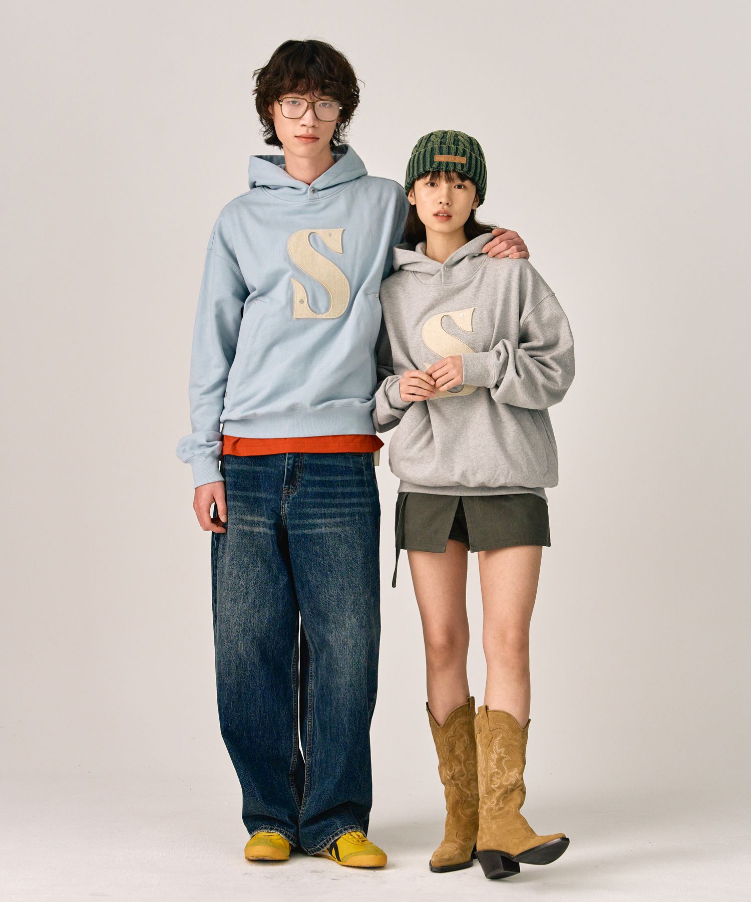 パーカー・フーディ SATUR Rivet Applique Pocket Logo Hood Melange Grey SATUR】 RIVET APPLIQUE POCKET LOGO HOODIE : 2COLORS フード付き