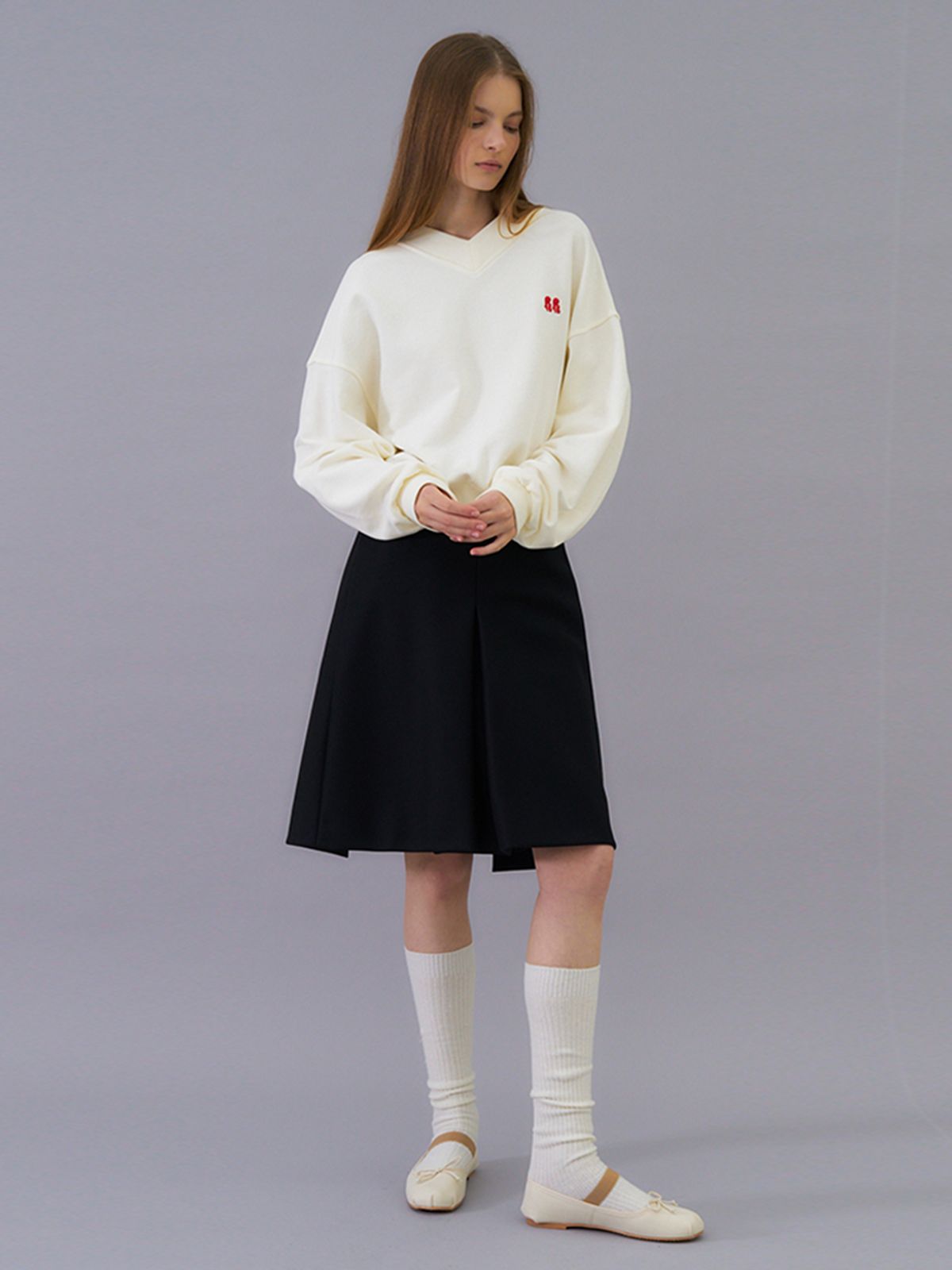 히로인(HEROINE) 브이넥코튼로고스웻셔츠(아이보리)