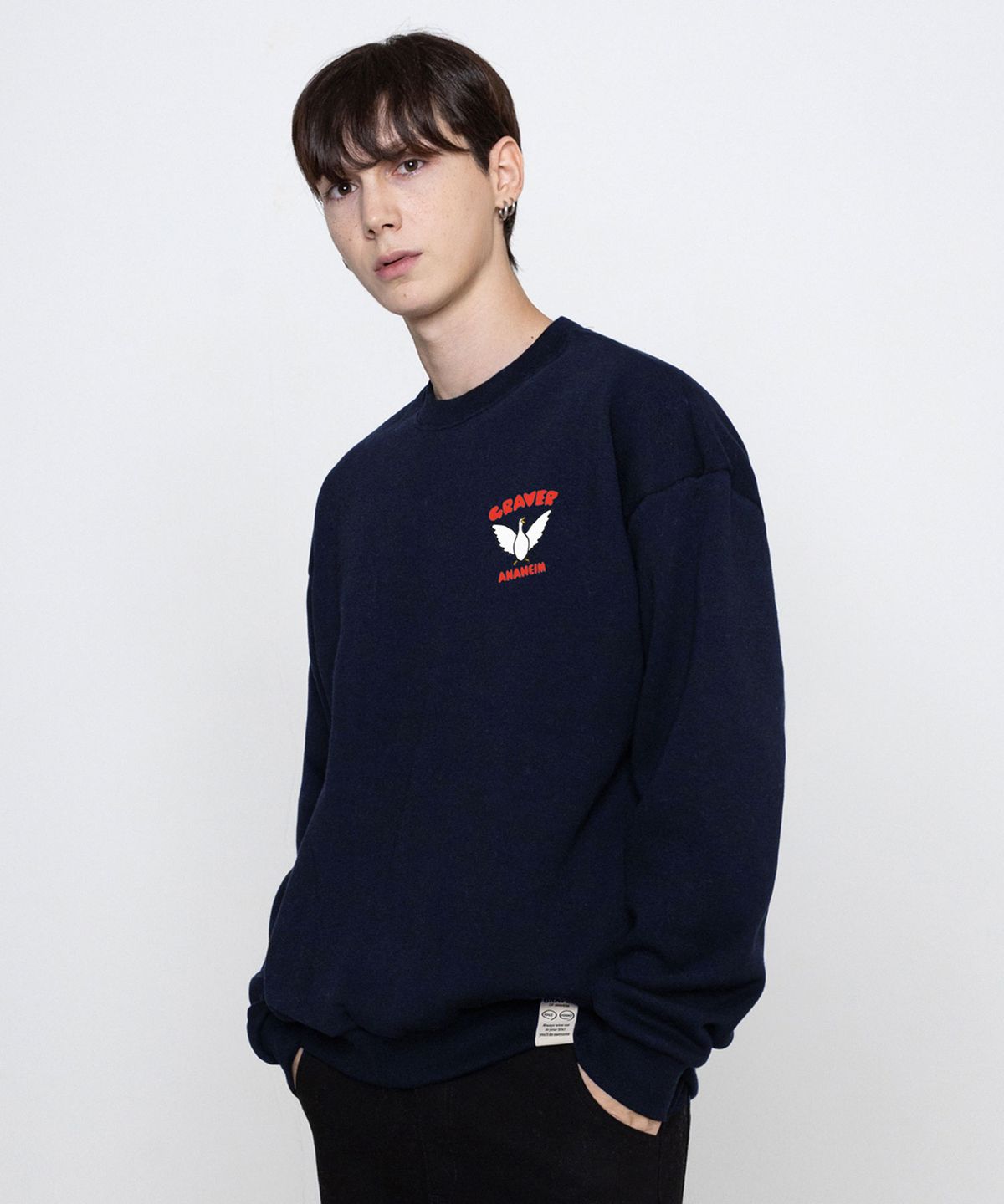 그레이버(GRAVER) [UNISEX]스몰 화이트 덕 윙 스마일 맨투맨_네이비