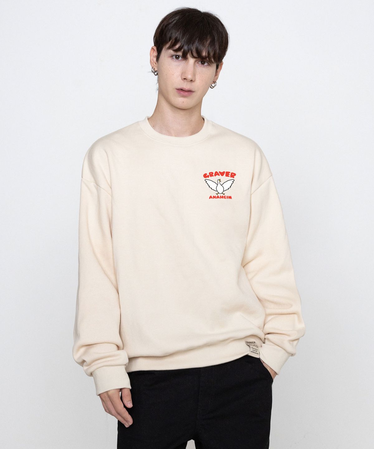 그레이버(GRAVER) [UNISEX]스몰 화이트 덕 윙 스마일 맨투맨_크림