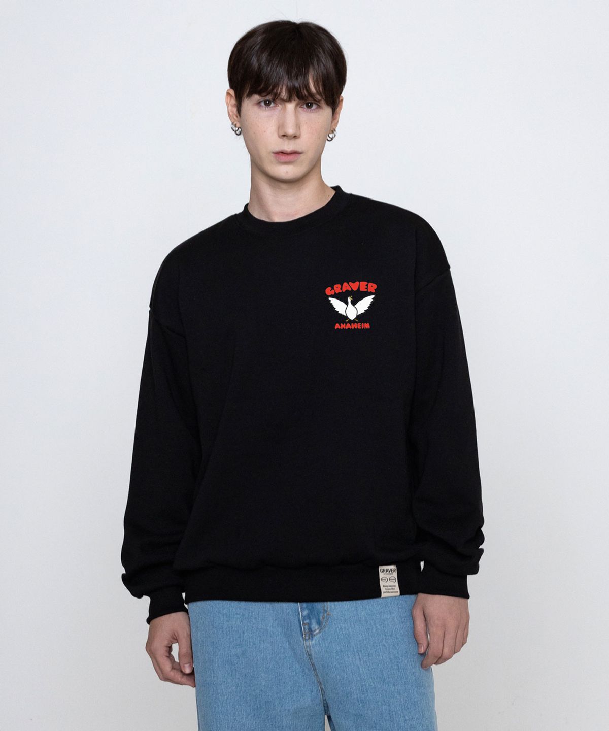 그레이버(GRAVER) [UNISEX]스몰 화이트 덕 윙 스마일 맨투맨_블랙
