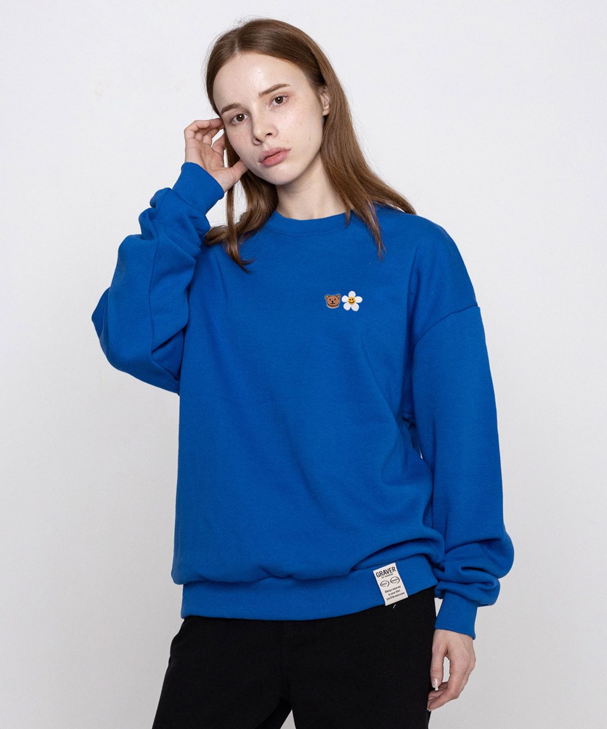 그레이버(GRAVER) [UNISEX]스몰 플라워 베어 페이스 자수 스마일 맨투맨_코발트블루