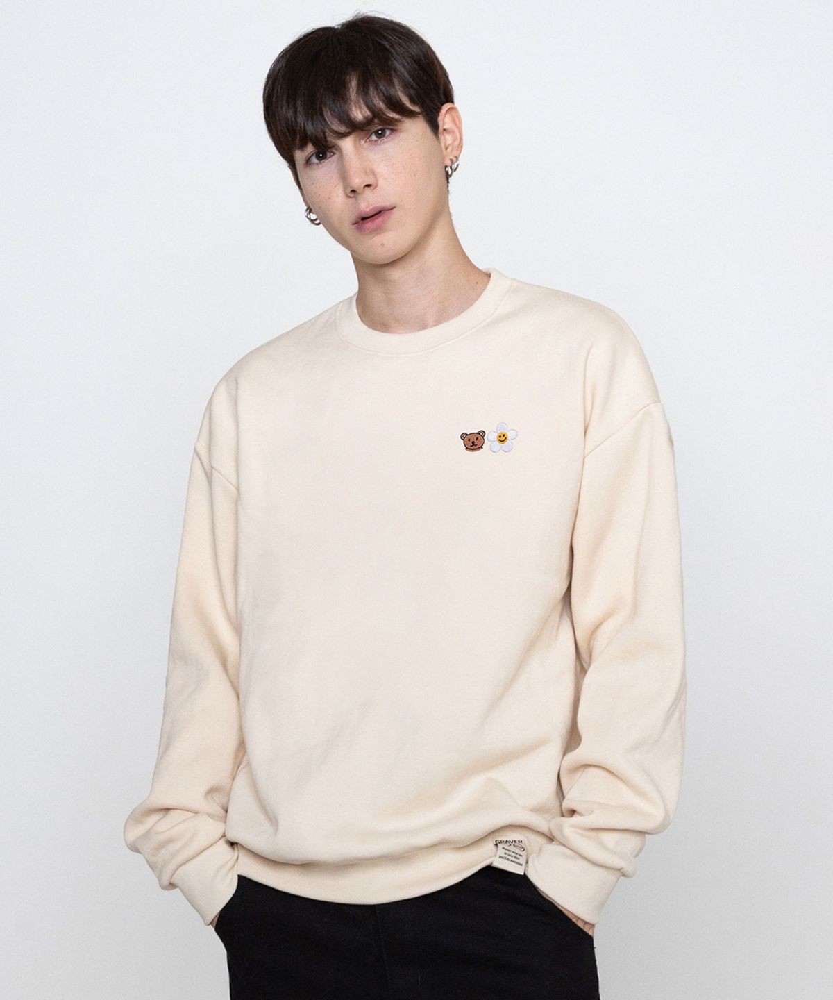 그레이버(GRAVER) [UNISEX]스몰 플라워 베어 페이스 자수 스마일 맨투맨_크림