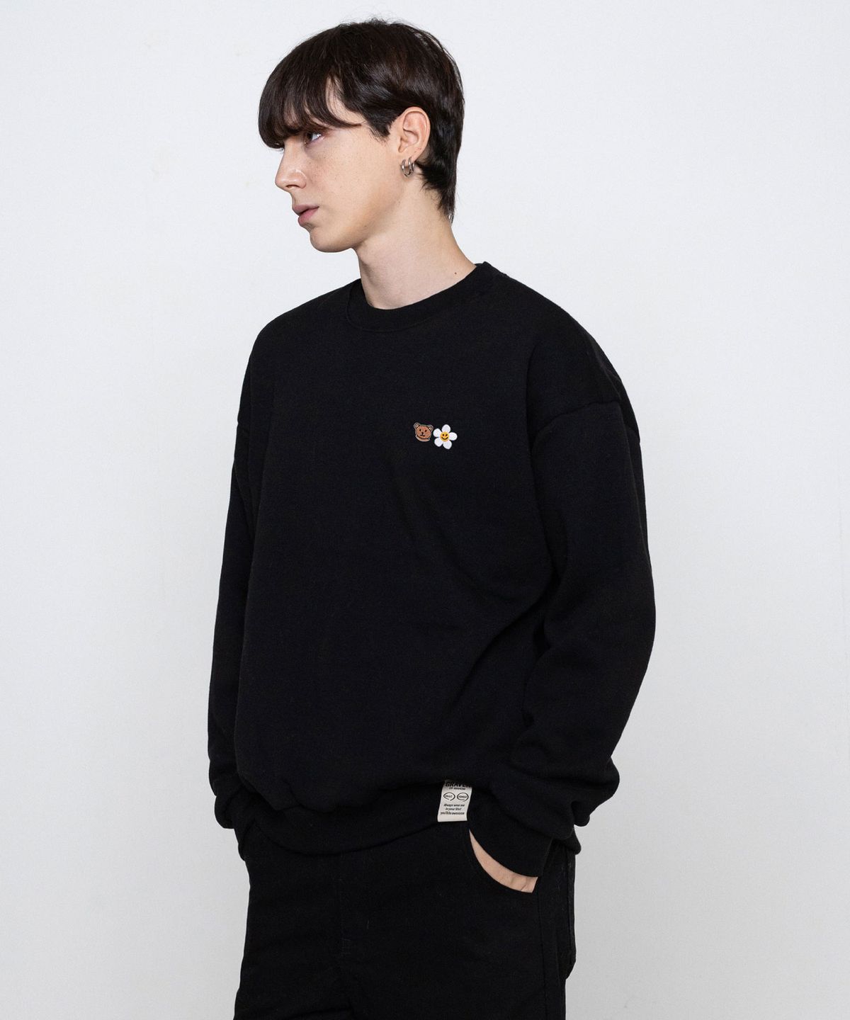 그레이버(GRAVER) [UNISEX]스몰 플라워 베어 페이스 자수 스마일 맨투맨_블랙