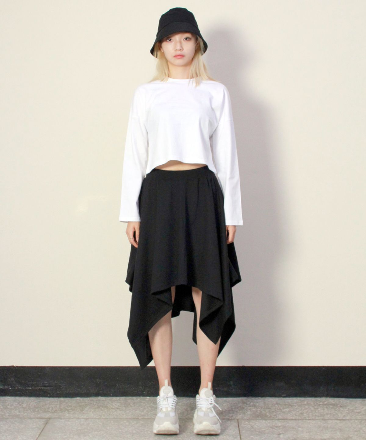 드마크(DEMARC) 언발란스 미디 스커트 블랙