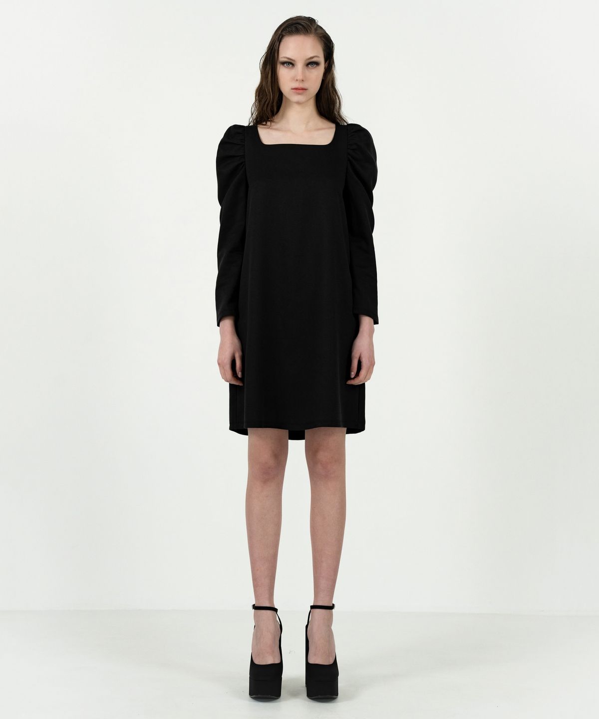 레트흐드레뚜왈(LETTRE DE LE TOILE) Esme gathered-shoulder shift dress (Black)