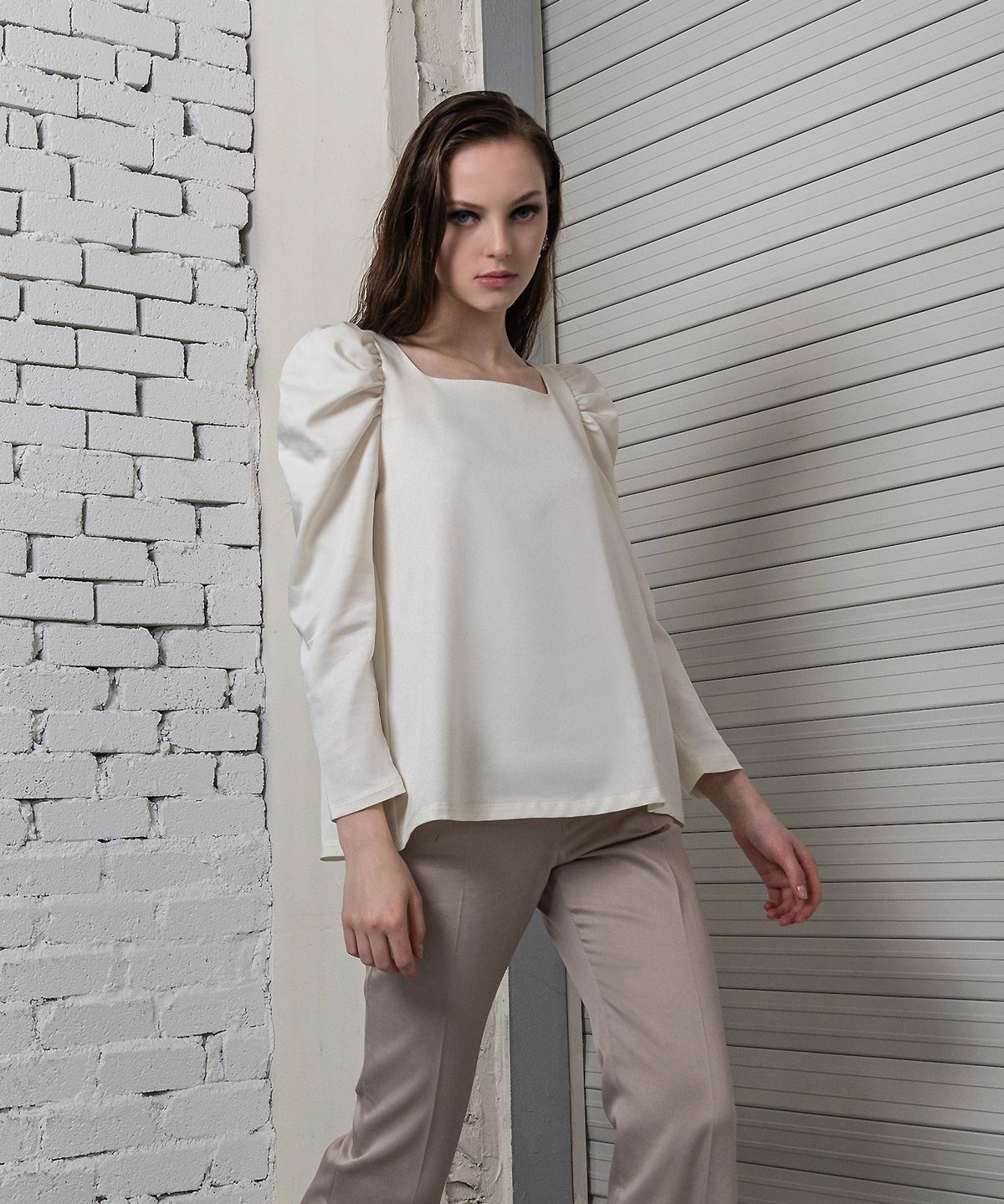 레트흐드레뚜왈(LETTRE DE LE TOILE) Talia gathered-shoulder blouse (Ivory)
